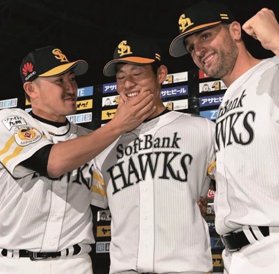 上林誠知のインスタグラム：「この時期は本当に寂しくなります。 今日の引退試合も内川さんらしいヒットでした。 自主トレ、プライベートでも本当にお世話になりました！ 22年間お疲れ様でした！  #2186本 #右打者最強 #名球会 #師匠」