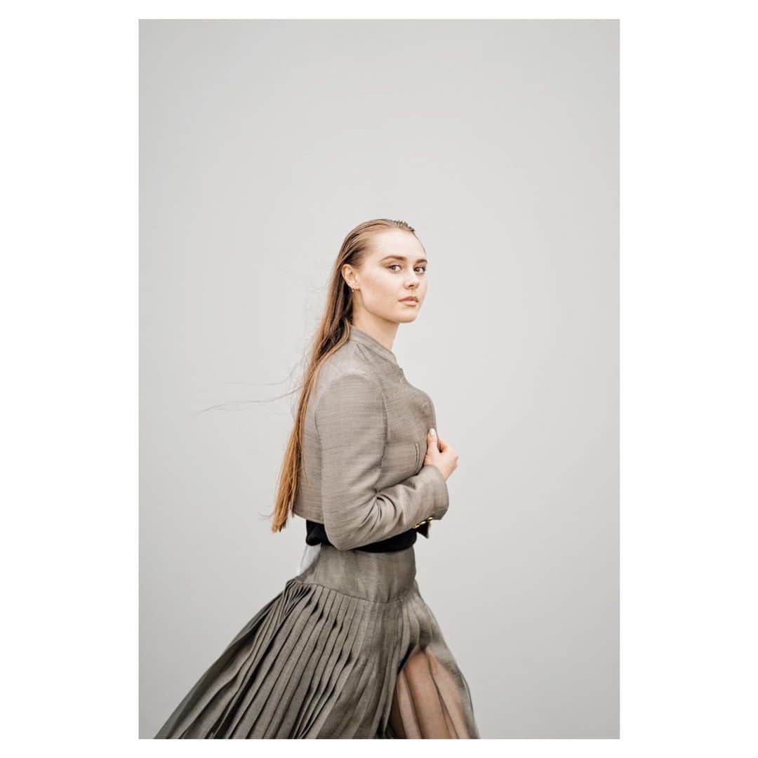 マーゴ・ヘイズのインスタグラム：「Bravo @dior and @mariagrazia on such a beautiful SS23 show! Thank you for the chance to witness the art. ⭐️ I adored this look. 💋 . Pic 1: @deni.gfeller 2,3: unknown 4: @maeva_druart  #diorss23 #fashionweek @dior @diorbeauty Glam by: @atelierpolli @jonathan_dadoun 👏🏽」