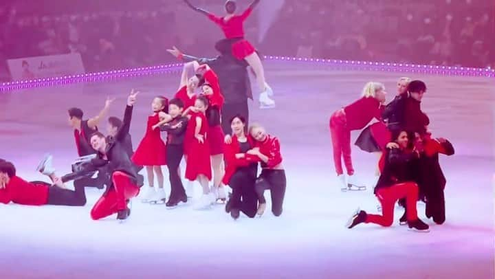 安藤美姫のインスタグラム：「♥️Friends on Ice 2022 Memories♥️  It was wonderful as always to skate with friends from all of the worlds⛸✨💕🍀 And also an amazing shows!!!! I miss you all and special thanks to Shizuka who always care and invite to have a chance to skate with you!!! 🌹💕💕💕I Love You all💕💕💕🌹  ♥️フレンズオンアイス2022♥️  遅くなりましたがフレンズの思い出をシェア✨💕🍀 久しぶりに海外からもスケーターが集まり同じ思いでリンクに立てた事 同じ時間を過ごせた事本当に嬉しく幸せな時間でした🥰 そしていつも優しく気にかけてくれるしーちゃん✨🍀 本当に大好きなお姉ちゃんと大好きなアイスショーに出演させていただける事心から感謝です✨⛸🍀♥️🌹  観に来て下さった方、テレビで応援して下さった方々 本当にありがとうございました💕💕💕  今後ともプロスケーター安藤美姫をよろしくお願いします🙇🏻‍♀️✨🥰💕🍀♥️🌹  #friendsonice2022  #friendsoneice #mikiando  #stephanlambiel  #andrewpoje #jeremyabbott #jasonbrown #shaelynnbourne #kaitlynweaver #フレンズオンアイス2022  #荒川静香 #本田武史 #高橋大輔 #宇野昌磨 #田中刑事 #無良崇人 #大島光翔 #佐藤有香 #鈴木明子 #宮原知子 #村元哉中 #安藤美姫」