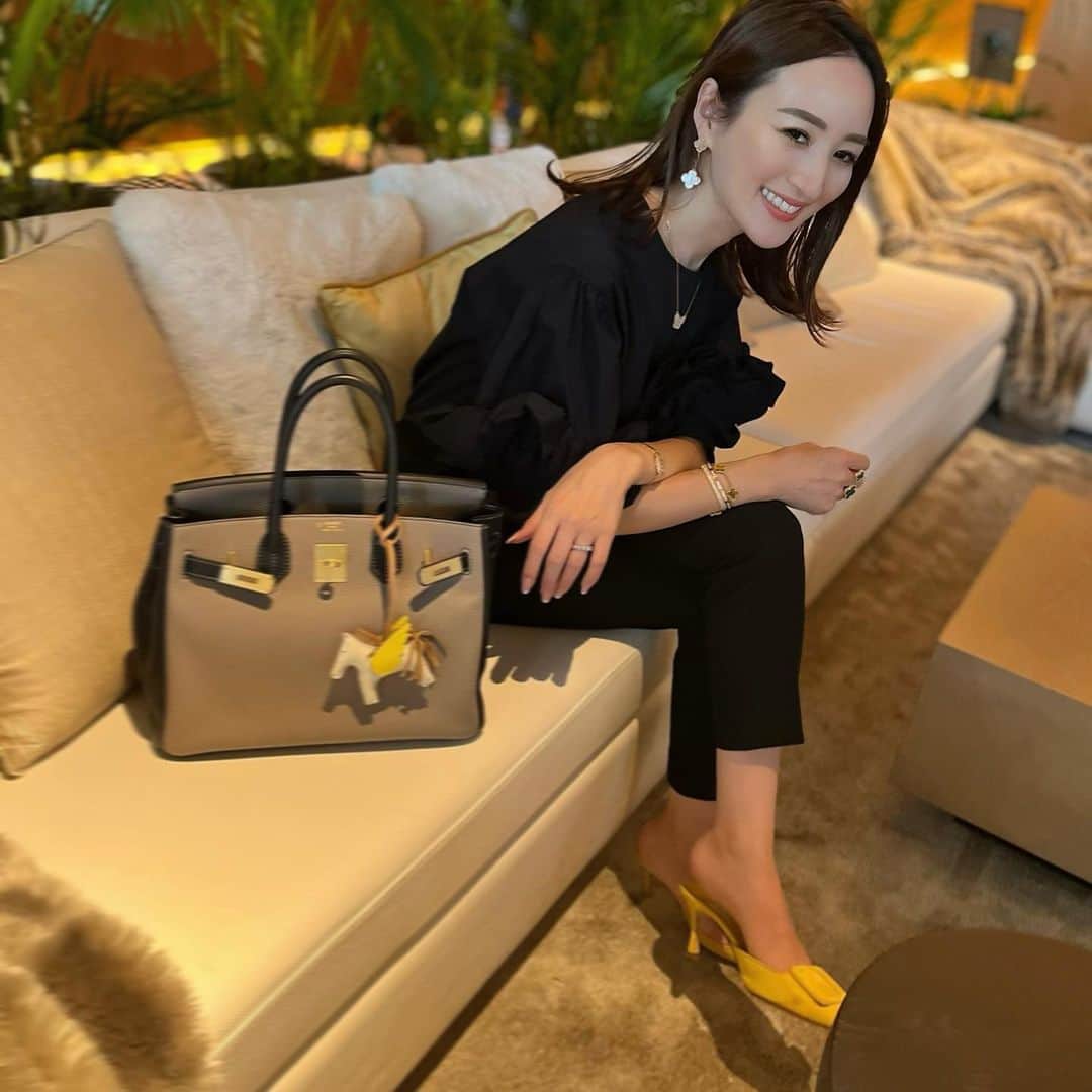 星玲奈のインスタグラム：「長年の友人との久しぶりランチ😊🍽 いつも楽しすぎてあっという間❤️ 友人がたくさん撮ってくれる写真の私が、いつもめちゃ笑ってる🥹✨ つかの間のリフレッシュ時間でした🌿 それにしても 東京エディション虎ノ門のThe Blue Room、 観葉植物好きにはたまらない森みたいな空間だったな🥹🌿❤️」