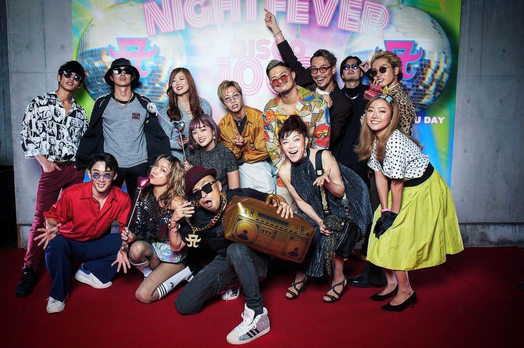 荒木駿平のインスタグラム：「🕺💃  🪩A NIGHT FEVER🪩  続々と集まってきた皆様の格好が凄すぎて80'sにタイムスリップしたかのような、素晴らしすぎるパーティーでした！ 沢山の愛に包まれた幸せな空間で、sns等でも沢山の愛に溢れてた、10月２日はみんなが幸せになれる魔法にかけられてました🧙‍♂️  HAPPY BIRTHDAY Queen @a.you 👑 25周年に向けて全力で支えていきますのでよろしくお願い致します🔥  #80sfashion  #DISCO1002 #DIVA #最高doDANCE」