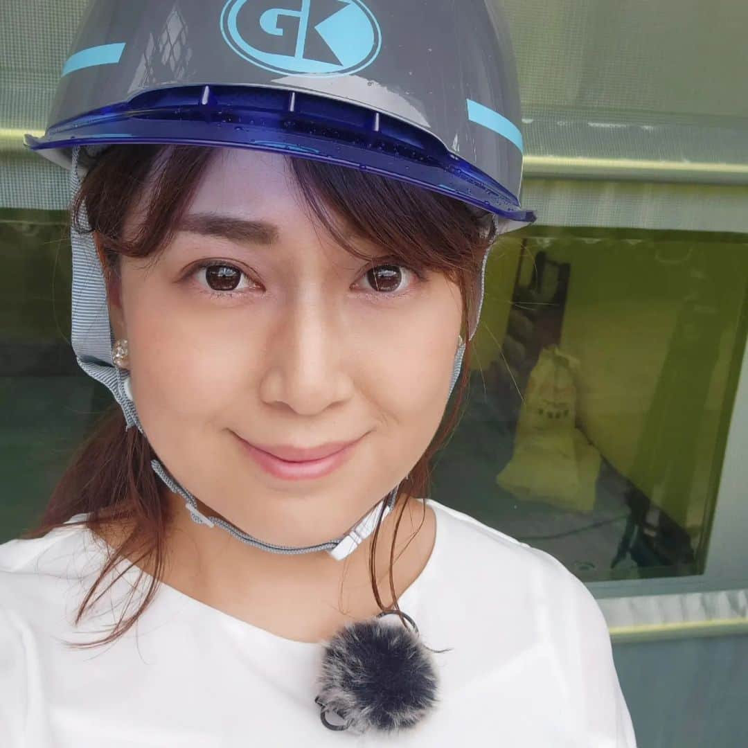 のインスタグラム：「. ロケに行くとそこそこの頻度でヘルメットを被っている気がします。 東京でも群馬でもかわりません笑 このままいくとヘルメット担当と呼ばれる日も近いかも？？  でもこのヘルメット率が高いロケ。 解釈を変えると 普段入れないところに入るためだったり、 普段見られないものを見るためだったり、 普段経験できないことをさせて貰っていたり、、、と  貴重な現場に立ちあわせてもらってるという事と イコールなんですよね！  この日も立ちあってくださった方が10人くらいいらっしゃいました。 大勢の人の協力があってこそ実現しているのだと思うと本当にありがたいなといつも思うのです。  ちなみに余談ではありますが、 小学生の時は、3年生あたりで解禁されても登下校の際に頑なに6年間黄色いヘルメットを被り続けていました🤣笑 (今も昔も変わらず真面目です。)  あ、これってもしや！ 大事に使っていたヘルメットの恩返しなのかも。  ーーーーーーーーーーーーーーーーーーーーーーー さて、 最近調子が良いので10月11月あたりでまたありそうな予感✨ 加えて近々良いご報告ができる予定です❤️  その前にコンディションを整えながら まずは今月、SNSの投稿頑張ってみます！  ◆blouse : jusglity ◆pants : jusglity @jusglitty_official  #アナウンサー #ナレーター #フリーアナウンサー #フリーナレーター #女子アナ #フリーランス #テレビ東京 #テレ東 #7ch  #東京  #浜松 #静岡 #静岡放送 #sbs #NHK #北海道 #帯広 #群馬テレビ #gtv  #感謝 #仕事好きと繋がりたい #たまの自撮り  #tokyo」