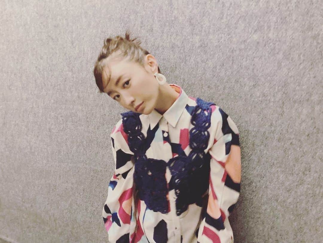 松本まりかのインスタグラム：「♡♡ 今日はファッション撮影✖︎2 次回作の映画の衣装合わせ  朝５時から朝ごはん作って持ってっちゃったり。  それなのに朝イチお洒落カフェでクロワッサン食べながらの撮影で、そっち食べちゃうっていう。2個食べちゃうっていう。  でもいいの。  今までの人生で一番美味しいクロワッサンだったから🥐  人生で一番…なかなか言えないセリフよね  にしても楽しい撮影だったなぁ あー笑った笑った☺︎  PS ワールドドキドキビデオノーリアクション王？？ありがとうございました☺︎ ぜったい笑わないでくださいっていうオファーを今宵も全う出来たと思ってます笑 ぱちぱちぱち」