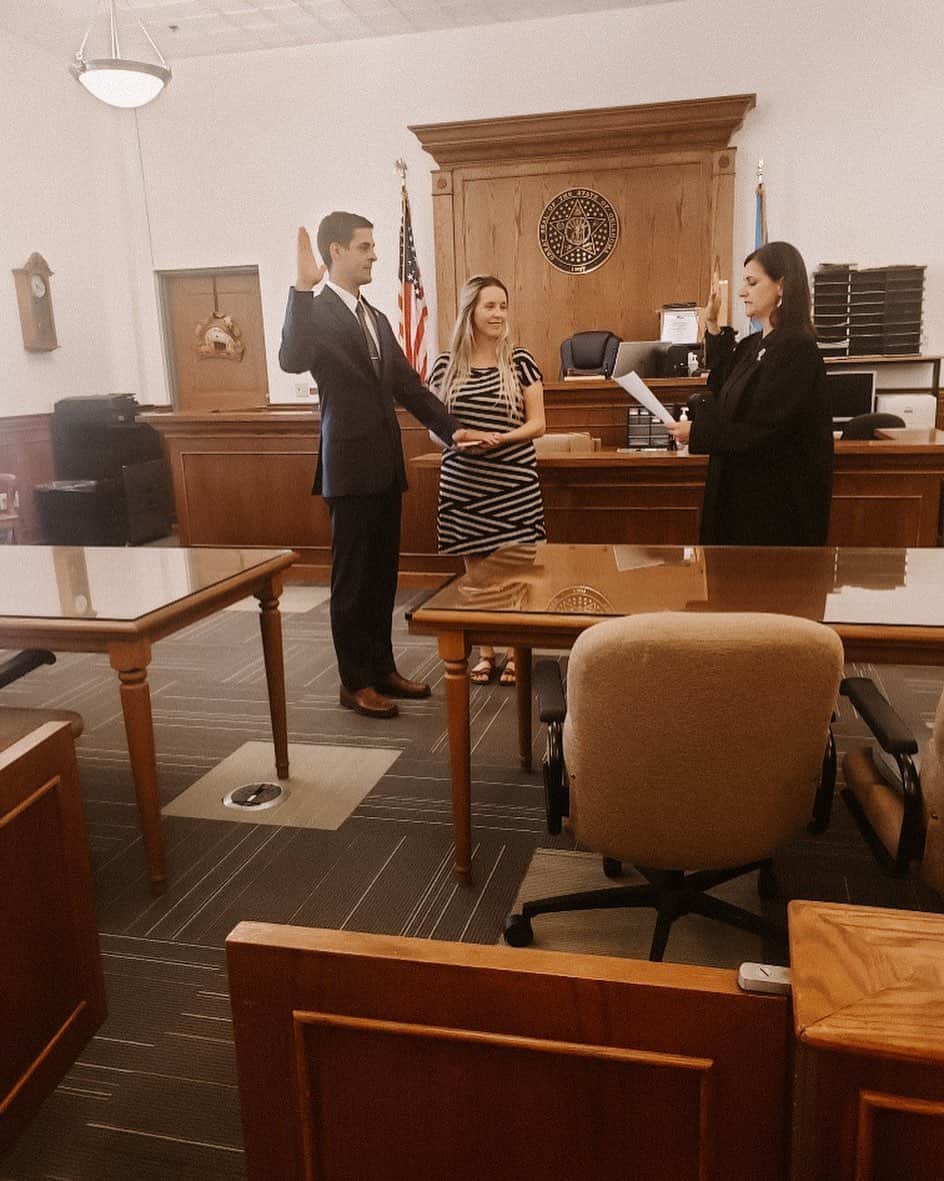 デリック・ディラードのインスタグラム：「⚖️It’s finally official!! 🙋🏻‍♂️  🔔Visit www.dillardfamily.com for more info + pics!! 😃」