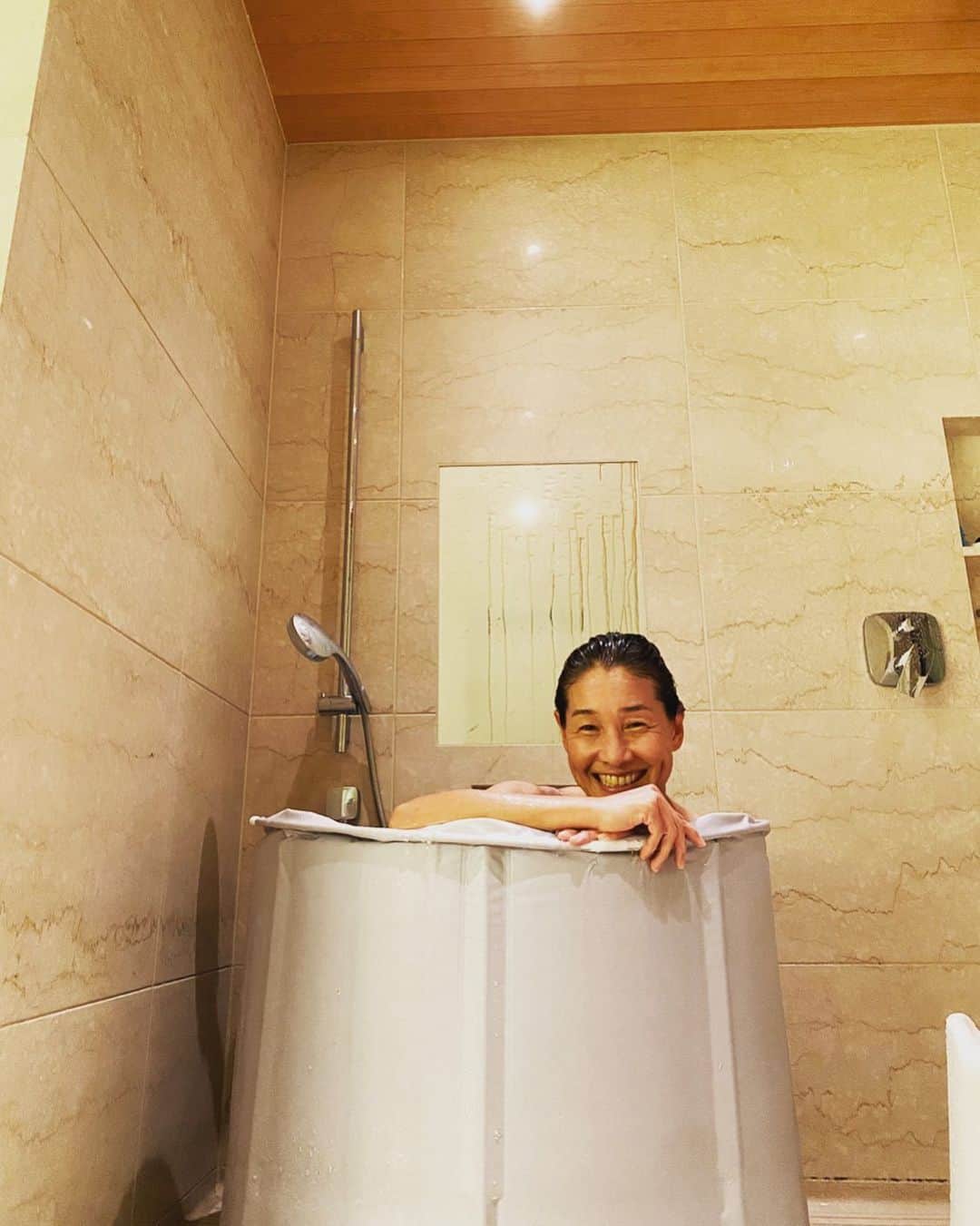 伊達公子さんのインスタグラム写真 - (伊達公子Instagram)「トレーニングの日 @R-body_ official 9月ごろから自宅での温冷交代浴をほぼ毎日やってます。 ネットで買ったこの簡易風呂がかなりいい感じ！ 元々サウナ好きで機会があればサウナに入るし、おうちでのお風呂は長風呂。 水風呂におうちで入れるんだから最高。 水風呂の温度はさすがに低くはないけど…  #伊達公子 #kimikodate  #テニス  #テニスプレイヤー #tennis  #tennisplayer #2022年10月3日 #2022 #2022年 #トレーニング #training #ワークアウト #workout #rbody #皇居ラン #皇居ラン1周 #5km #running #トレーニング後のラン #大手町 #温冷交代浴  #お風呂好き  #長風呂  #交代浴」10月4日 0時25分 - kimiko.date