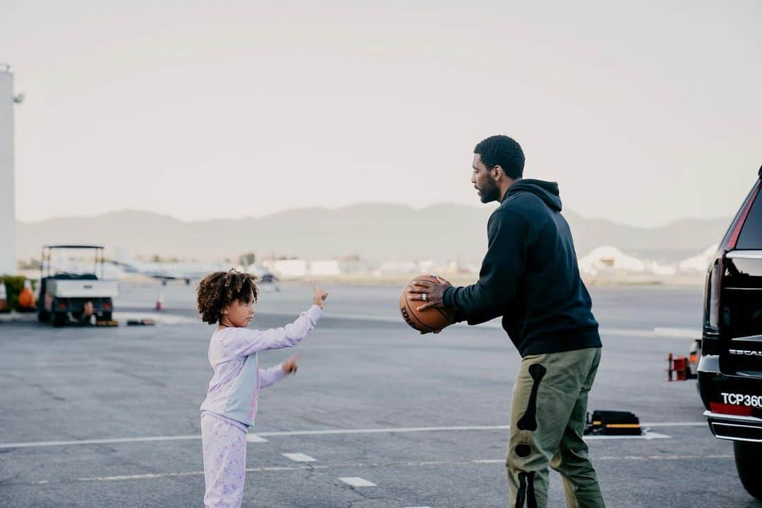 カイリー・アービングさんのインスタグラム写真 - (カイリー・アービングInstagram)「My Princess told me, don’t you mess around this year Daddy, everyone will be watching.  SZN 12  ♾🤞🏾 I love you Azurie Elizabeth❤️」10月4日 0時42分 - kyrieirving