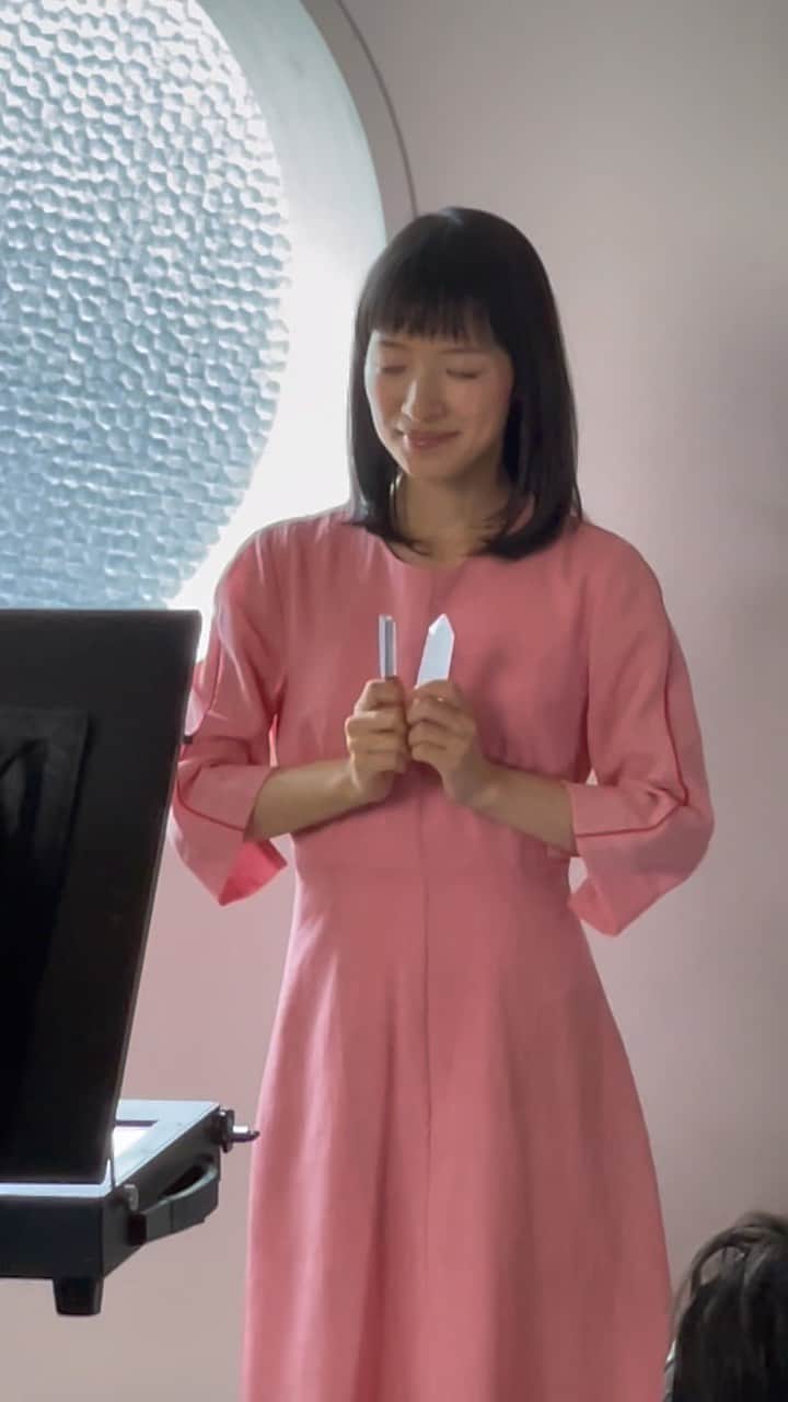 近藤麻理恵のインスタグラム：「Here is a behind the scenes look at me using a tuning fork and crystal on the set of my latest photo shoot. The sonic vibrations have a subtle healing power that help me to reset and find balance. How do you reset and spark joy to start the week?」