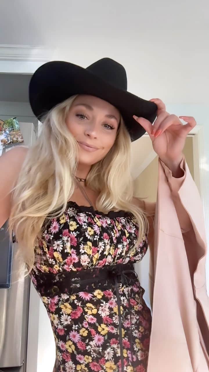 Sydney A Malerのインスタグラム：「This weekends Line dancing! 🤠」