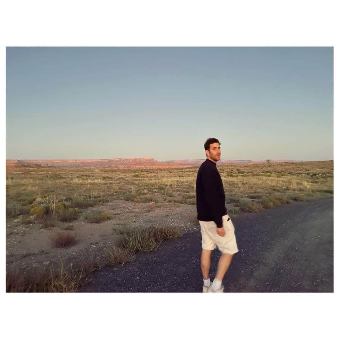 オリヴァー・ジャクソン＝コーエンさんのインスタグラム写真 - (オリヴァー・ジャクソン＝コーエンInstagram)「Got fake married. Went to the desert.  Saw a scorpion. Was really hot.  That’s a wrap on Wilderness 🎬 Can’t wait for next year for you all to see   @primevideo  @primevideouk  @amazonstudios」10月4日 1時39分 - ojacksoncohen