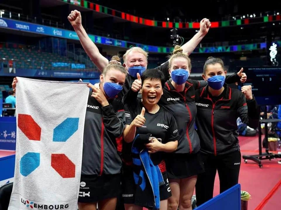 DE NUTTE Sarahのインスタグラム：「Unbelievable!!! We are in the last 16 of the World Championships 🌏😍🏓  After beating Thailand 🇹🇭 3:1, we made it 💪🏽  So much fun to be in this team 🥰  We want to thank everyone for their support ❤️🤍💙  #LetsMakeItHappen 🇱🇺  @wtt」