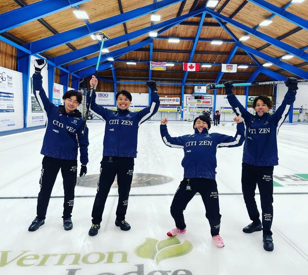 山口剛史のインスタグラム：「カーリングワールドツアーにてまず1勝‼️ ちょっとずつだけど前進です💪 約1ヶ月滞在して残り2ヶ月。 さらに成長できるよう頑張ります🔥 カナダの地で、カーリング男子日本対決が出来たのも嬉しかったです。 @kitcurling 熱い戦いありがとう😊 ツアーに参加できるのも皆さんのおかげです！ありがとうございます！！  #curling #tour #カーリング #sc軽井沢クラブ  #カメラマンボブ #citizen #大東建託 #八海山 #エステー #emda #hardline #グラファイトデザイン」