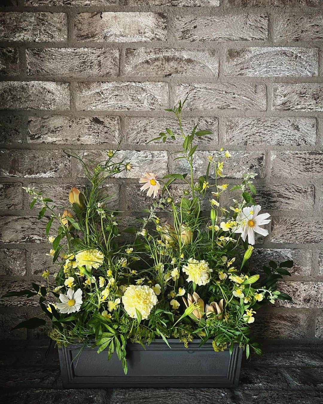 畑野ひろ子のインスタグラム：「@willgarden_official  本日のレッスン。 自然な草花を意識したアレンジメント  #flowers #arrangement #lesson」
