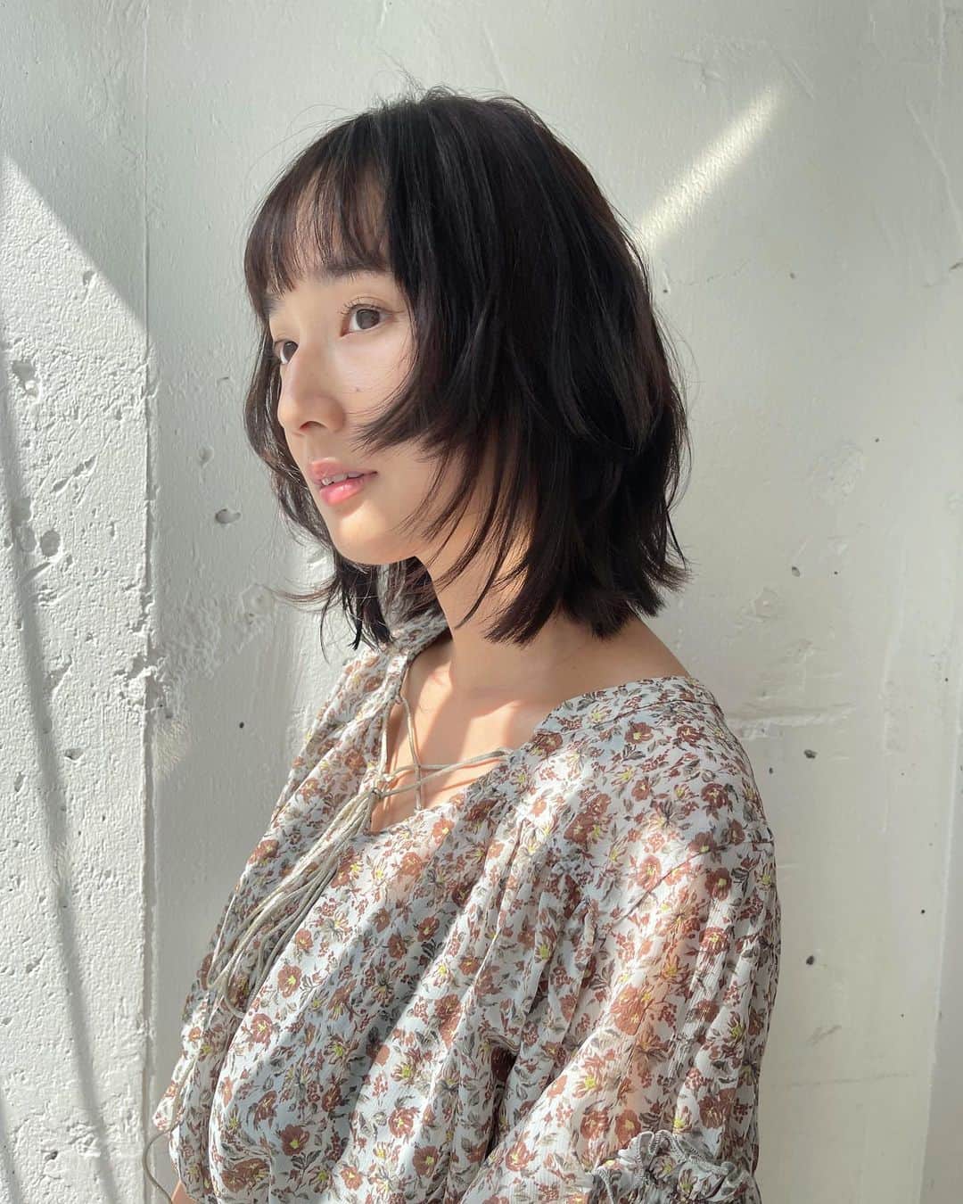 高嶋香帆のインスタグラム：「関さんカットのマッシュウルフ✂️ @cxcxrx_seki   顔のラインがとても可愛くてお気に入りです。 セットしなくても毛流れのニュアンスが素敵👏🥰  #マッシュウルフ #マッシュボブ #ウルフカット #ウルフボブ #レイヤーカット #ヘアアレンジ #japanesegirl #followmeplease」