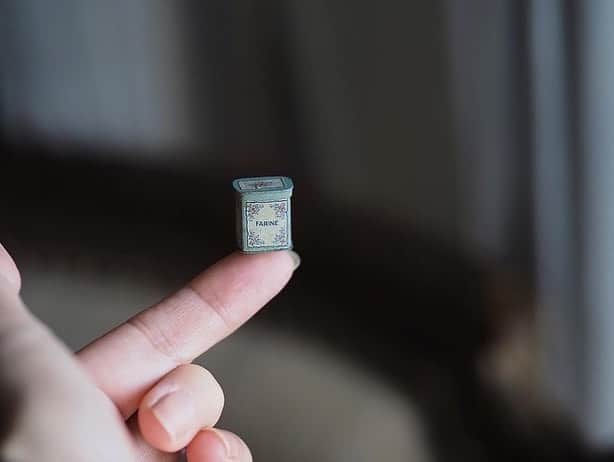 kiyomiさんのインスタグラム写真 - (kiyomiInstagram)「♡ ・ ・ original handmade miniature  size 1/12 . 先日作った #ショコラメニエ　の #ティン缶　  1/6サイズからの、1/12サイズ  久しぶりの1/12サイズに ひぃ、となりました🙌 （画像3枚目、サイズ比較）  ◾︎高さ　約1センチ　 （画像2枚目、指のりティン缶）  ・  ・  ・  ・  ・  #ミ二チュア#miniature  #フランスアンティーク #Bundt#マドレーヌ#フランスアンティーク#Antique#フランス #cake#マドレーヌ型 #instagramjapan #Madeleine#パウンド型#photographyoftheday#焼き型#小さいもの  #kitchen #cute #陶器ポット#アンティーク #カフェオレボール#ホウロウ#キッチン雑貨#キッチン雑貨 #ブレット缶#キッチン雑貨#kitchen」10月4日 14時38分 - chiisanashiawase2015