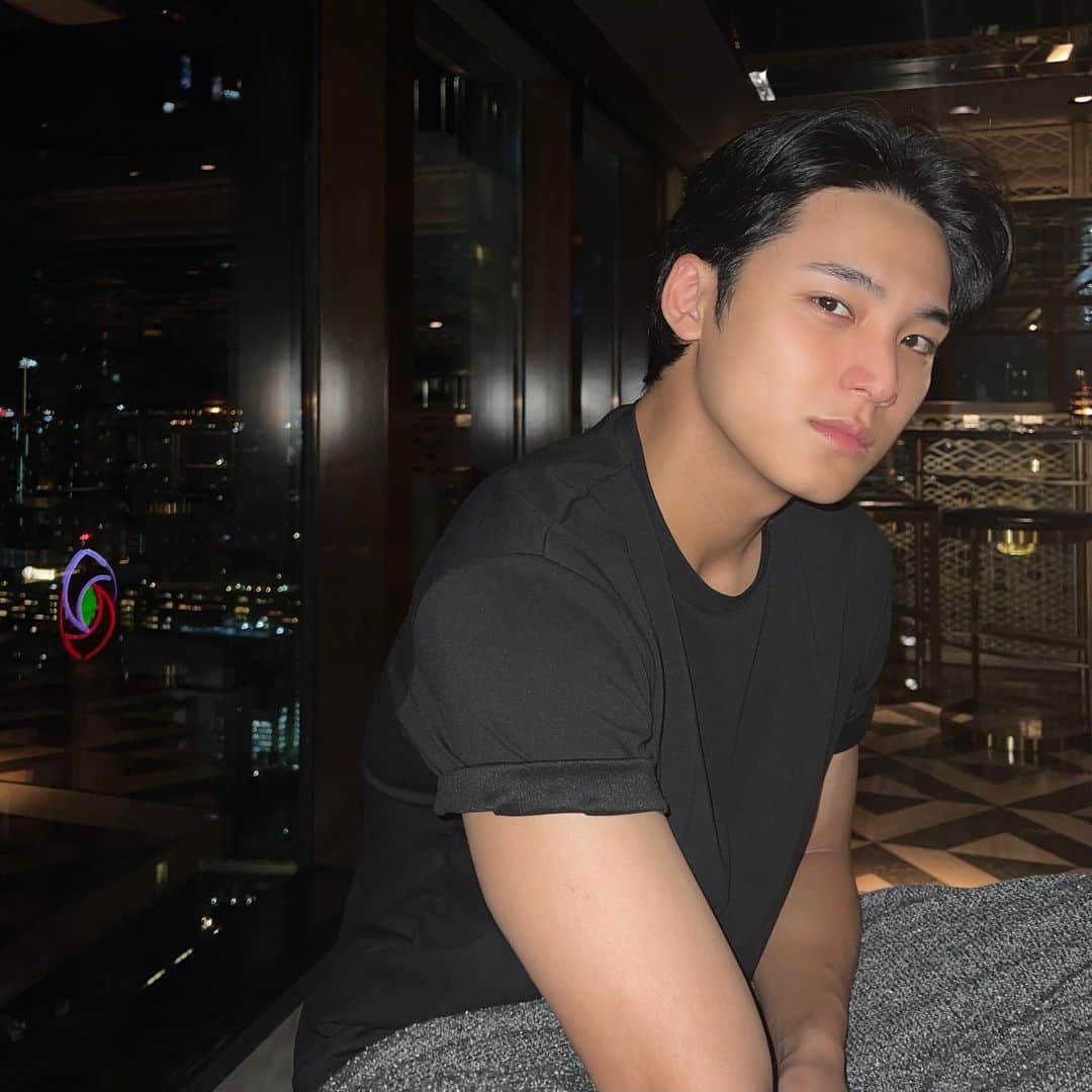ミンギュのインスタグラム：「Bangkok🖤」