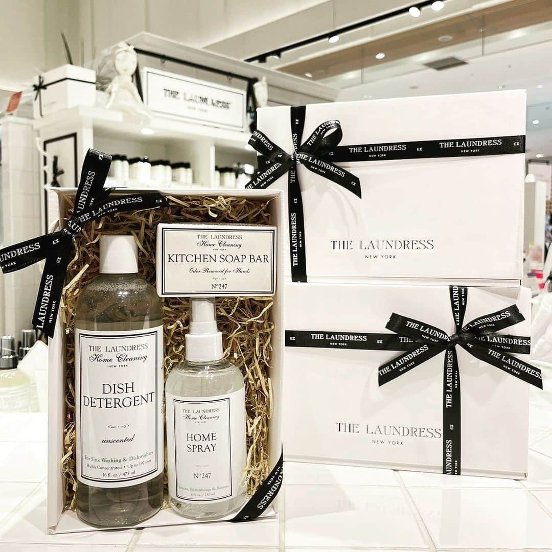 THE LAUNDRESS JPのインスタグラム：「☆*:.｡.   ザ・ランドレスルクアイーレ店では 10月5日(水)〜 数量限定ノベルティキャンペーン 行います‼︎  税込¥7.000-以上お買い上げで ・ウールカシミアシャンプー60ml ・デリケートウォッシュ60ml どちらかプレゼント🎁  なくなり次第終了です‼︎  是非この機会に ご来店下さいませ😊  #thelaundress #thelaundressjp #ランドレス #クリーニング #ランドリー #手洗い #洗濯 #洗濯日和 #家事 #シミ抜き #洗剤 #柔軟剤  #丁寧な暮らし #シンプルな暮らし #シンプル #モノトーン #晴れの日 #QOL #お洒落好きな人と繋がりたい #おうち時間 #大阪 #ルクア #ルクアイーレ  #2階 #2f #直営店  #ノベルティ #プレゼント #おしゃれ着洗い #ウールカシミア」