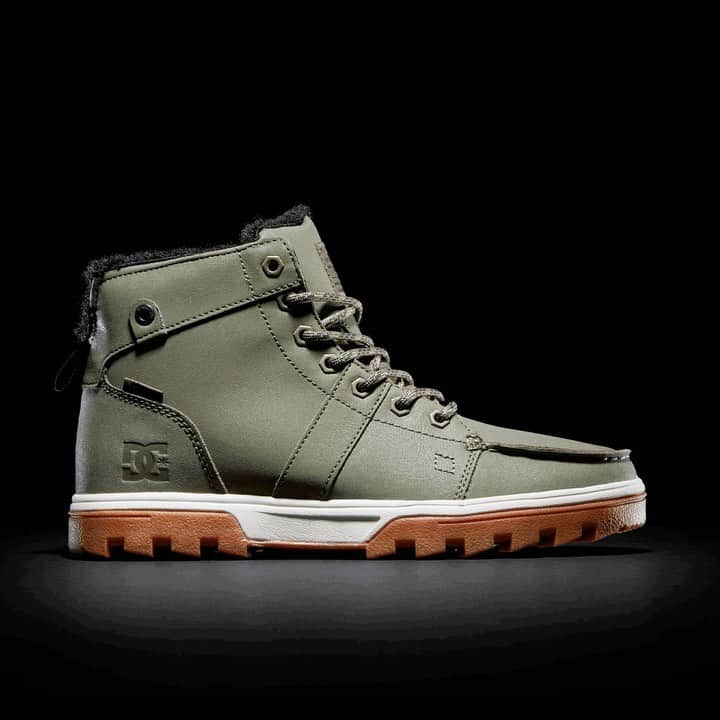 DCシューズのインスタグラム：「COLDEST OUT ❄️   New Winterized Boots just landed on our site. Head to the link in bio for a closer look at the full collection.」