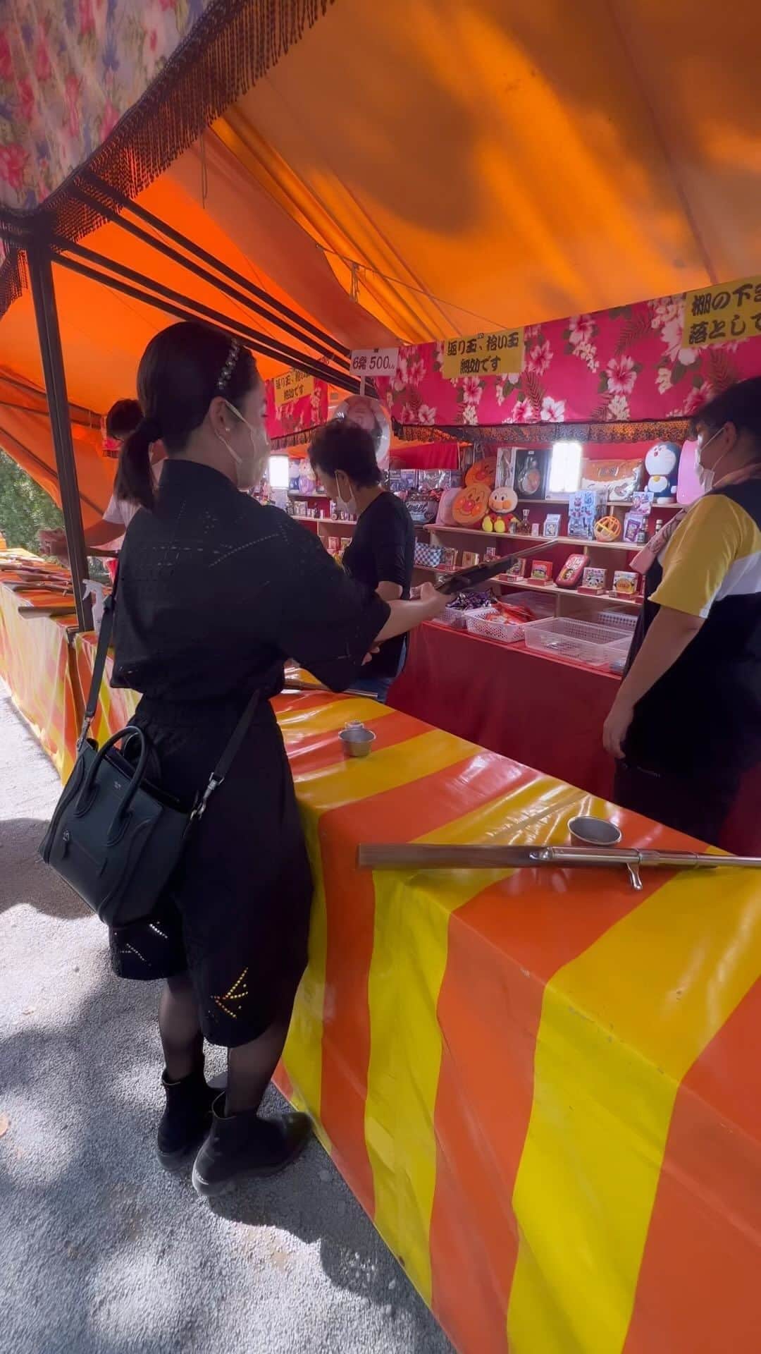 平祐奈のインスタグラム：「🧧🎯🎯 射的屋のお母さんに 高校生かい？って言われちゃった。  もうすぐ24ちゃいだよ🤭ｱﾊｯ」