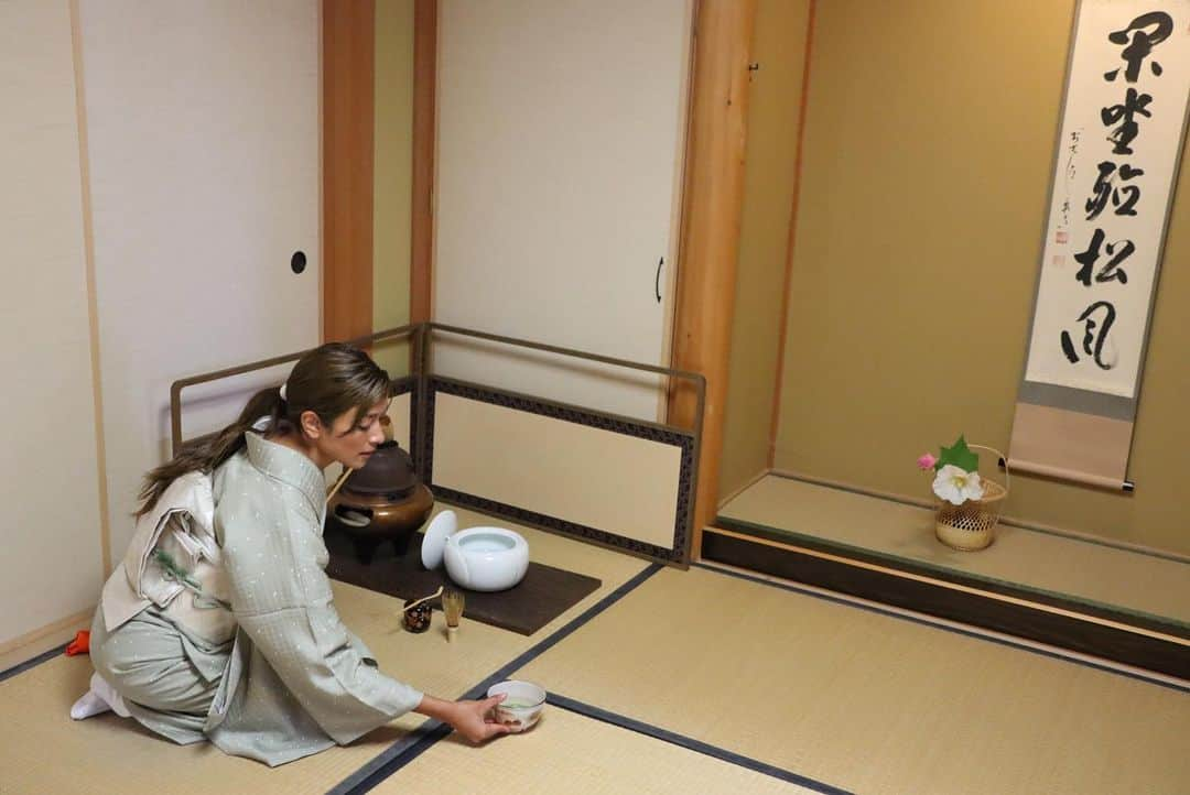 ローラさんのインスタグラム写真 - (ローラInstagram)「I learned another meaningful life lesson 🍵 Every time I practice, my heart melts deeply🤲🌱 #茶道 #japaneseteaceremony」10月4日 10時33分 - rolaofficial