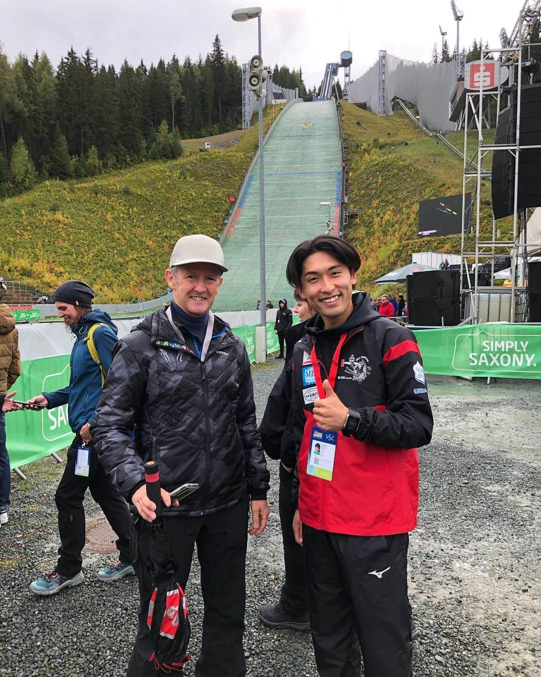 清水礼留飛のインスタグラム：「SGP in Klingenthal🇩🇪 Individual:50 th  Take a picture with legend🤩  #雪印メグミルク #雪印メグミルクスキー部 #ドイツ #クリンゲンタール #megmilksnowbrand #megmilksnowbrandskiteam #germany #jensweissflog #legend」