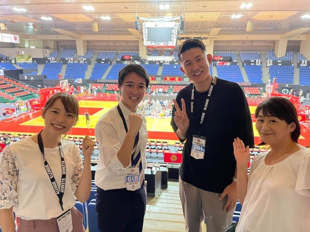 岡田健太郎のインスタグラム：「少し間が空きましたが… Bリーグ開幕戦、ありがとうございました！  9月29日の先出し開幕戦は愛知ダービー。 今まで感じたことのないような緊張感が漂っていて、 そんな空間で仕事ができたこと、この上なく幸せでした。  解説の川村卓也さんにも助けていただきました。  ここから約8ヶ月のシーズン。 Bリーグにぜひご注目下さい！🏀  #Bリーグ　#バスケ #名古屋ダイヤモンドドルフィンズ #シーホース三河 #愛知ダービー #川村卓也 さん #中京テレビ #恩田千佐子 アナと #阿部芳美 アナも参戦！ #岡田健太郎　#アナウンサー」