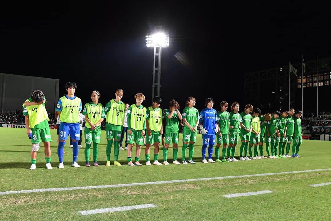 村松智子のインスタグラム：「. 2022.10.1  WEリーグカップ　決勝 たくさんのご声援ありがとうございました。  ただただ悔しい。悔しすぎる。  このチームで勝ちたい。 このチームで優勝したい。 ヴェルディ、ベレーザを支えてくれる全ての方たちと喜び合いたい。 と改めて心の底から思いました。  必ず修正し、成長し、みんなで前へ。 ベレーザが大好きです。  #yogiboweleague #weleaguecup #weleague #weリーグ #日テレ東京ヴェルディベレーザ」