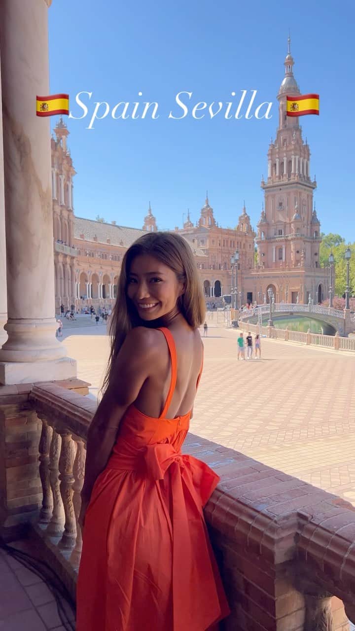 のインスタグラム：「🇪🇸Spain, sevilla🇪🇸 スペイン広場で12:30に待ち合わせね❣️って言ったら本当に会えた😍😍 @chiaki_kamura  we finally got to meet up in Spain❤️ Next time, let's go somewhere in Europe and drink lots of booze😍🍾🍾🍾🍷🍷🍷 #spain #sevilla #catedraldesevilla #plazadeespaña #plazadeespana」
