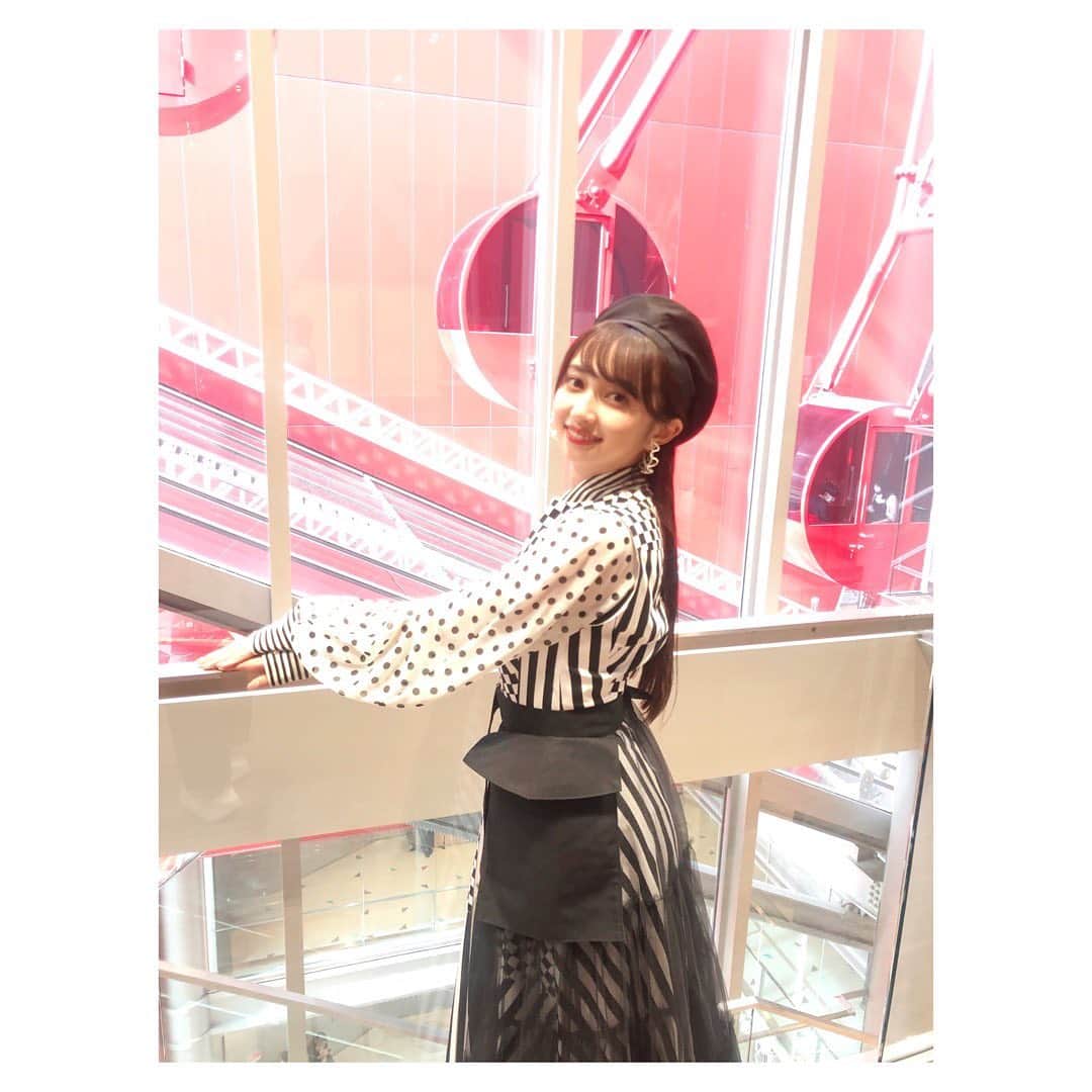 小宮有紗のインスタグラム：「だいぶ遅くなってしまったのですが、、 夏のファンミの大阪公演の写真〜☺️  東京、大阪と4公演ありましたが、どの公演の衣装も可愛かったなぁ。  黒のベレー帽とカチューシャは メイクのきどでさんの私物でした💕 (かおりちゃんって呼びたいけどついつい癖で、きどでさんって呼んじゃう🥹笑)  #ありしゃファンミ13th」