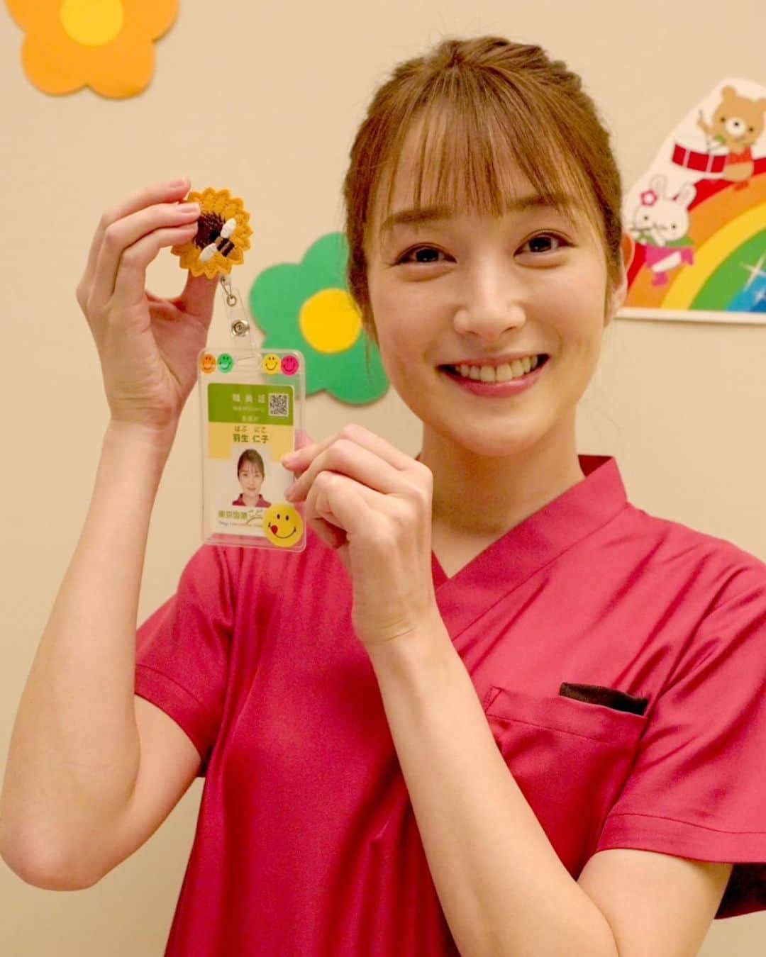 のインスタグラム：「. ／ #PICU小児集中治療室 放送スタートまであと6日🌈✨ ＼  羽生仁子役😊#高梨臨 さん  ドラマでは 植野元(#安田顕)にヘッドハントされ 北海道に移住してきた 元気で明るい看護師を演じます🌻  仁子スマイルいただきました📸💕  #吉沢亮 #ぴーあいしーゆー #10月10日月曜夜9時スタート #フジテレビ」