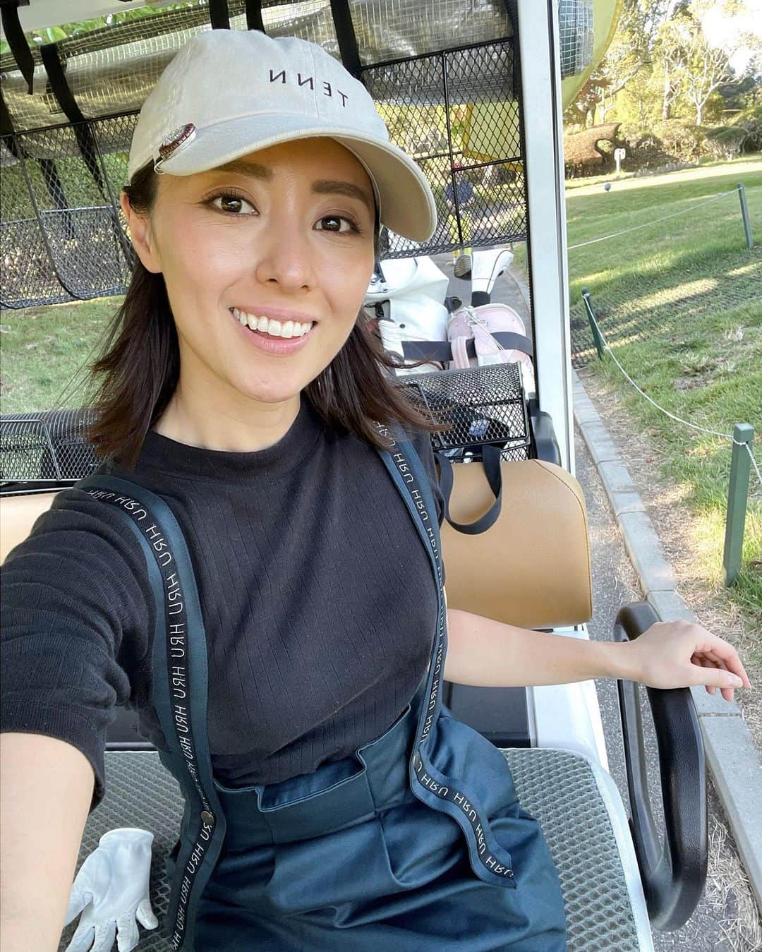 東美樹のインスタグラム：「大切にしていること🖋  「誰にでも最初はありますから！」の先輩からの一言で練習もそこそこにゴルフコースデビュー⛳️  家族や周りの友人の方が気が気じゃなかったみたいで 本当に行くの？大丈夫なの？と、とても心配されましたが、、、笑  私が決めた理由はシンプルに自分が行きたいと思ったから😌  ・直感に従う  ・大切なことを大切にする  ・大切な人との時間を大切にする  出来る出来ないではなく、大切にしたい軸となるものが私にはあって、その直感に従って決めただけ。  とにかく楽しんで欲しい、という先輩の優しさにも救われ、お陰様で全ホール満喫できました✨  何事も最終的には自分が決めること  自分の直感と心に素直に向き合って選択する様になると 魂が本当に求めてるコト、モノが明確になる気がする☺︎  そして、自分が変わるから引き寄せる人たちも変わっていく。自分を信じると書いて自信。  yesばかりでもnoばかりでもなく、 自分の心に素直に  be gentle with yourself🕊🍀 本日も心身共に健やかに  WEAR: @hru_official_golf  HAT: TENN @amaterasjapan  . . . #心を整える #身体を整える #ホリスティックヘルス #ストレス発散 #自分磨き #自分らしく生きる #楽に生きる #ストレスフリー #自己肯定感 #ホリスティクケア  #自己肯定感を高める #自律神経を整える #幸せ #ストレス解消法 #ストレスマネジメント」