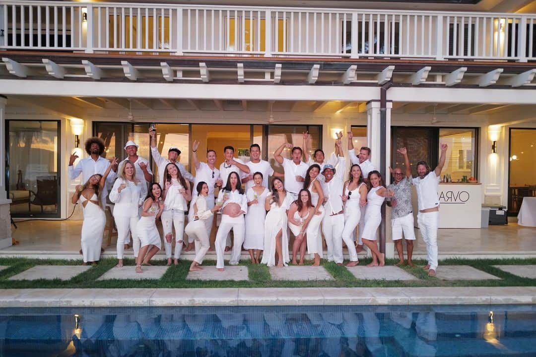長谷川潤のインスタグラム：「A (super) belated thank you to everyone who blessed our newly renovated home with their fun, loving, and crazy energies. I’m so grateful for you all❤️  真っ白の世界観でHousewarming party(引越祝いのパーティー)を大切なコミュニティーを集めて行いました。感謝の気持ちでいっぱいです🥹❤️」