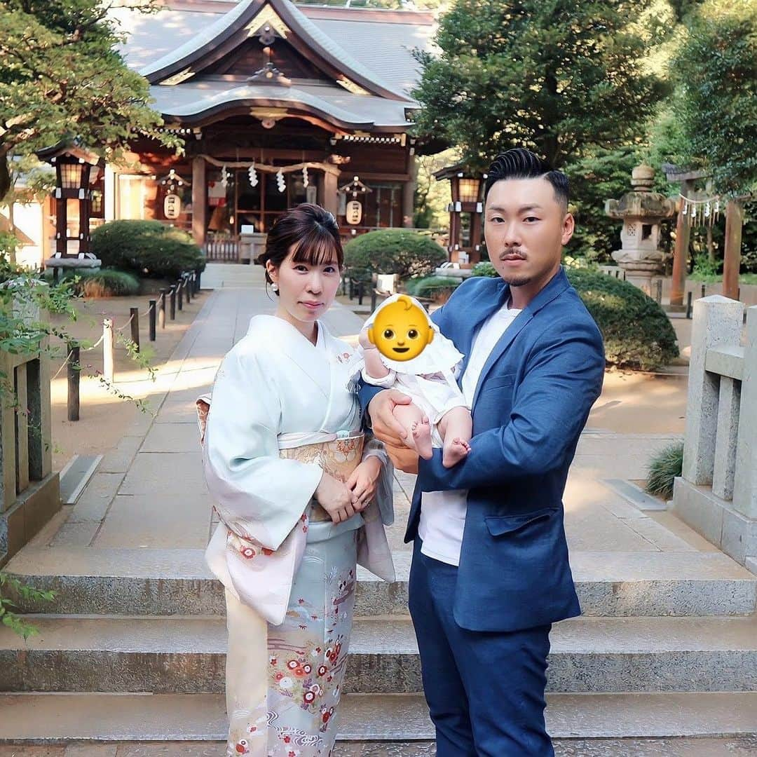 桃尻リカのインスタグラム：「涼しくなったので·͜· ︎︎ᕷ お宮参りへ⛩𓂃𓈒𓏸︎︎︎︎ 🕊  #お宮参り#神社#出産#妊娠#妊婦#産後#お祝い事#着物#産着#訪問着#七夕産まれ#一粒万倍日#7月産まれ#赤ちゃん#新米ママ#新米パパ#カジュアルスーツ#赤ちゃんのいる生活#赤ちゃん#女の子ママ#和装#和服#愛娘#2ヶ月半過ぎ#ベビードレス#初宮参り#掛着」