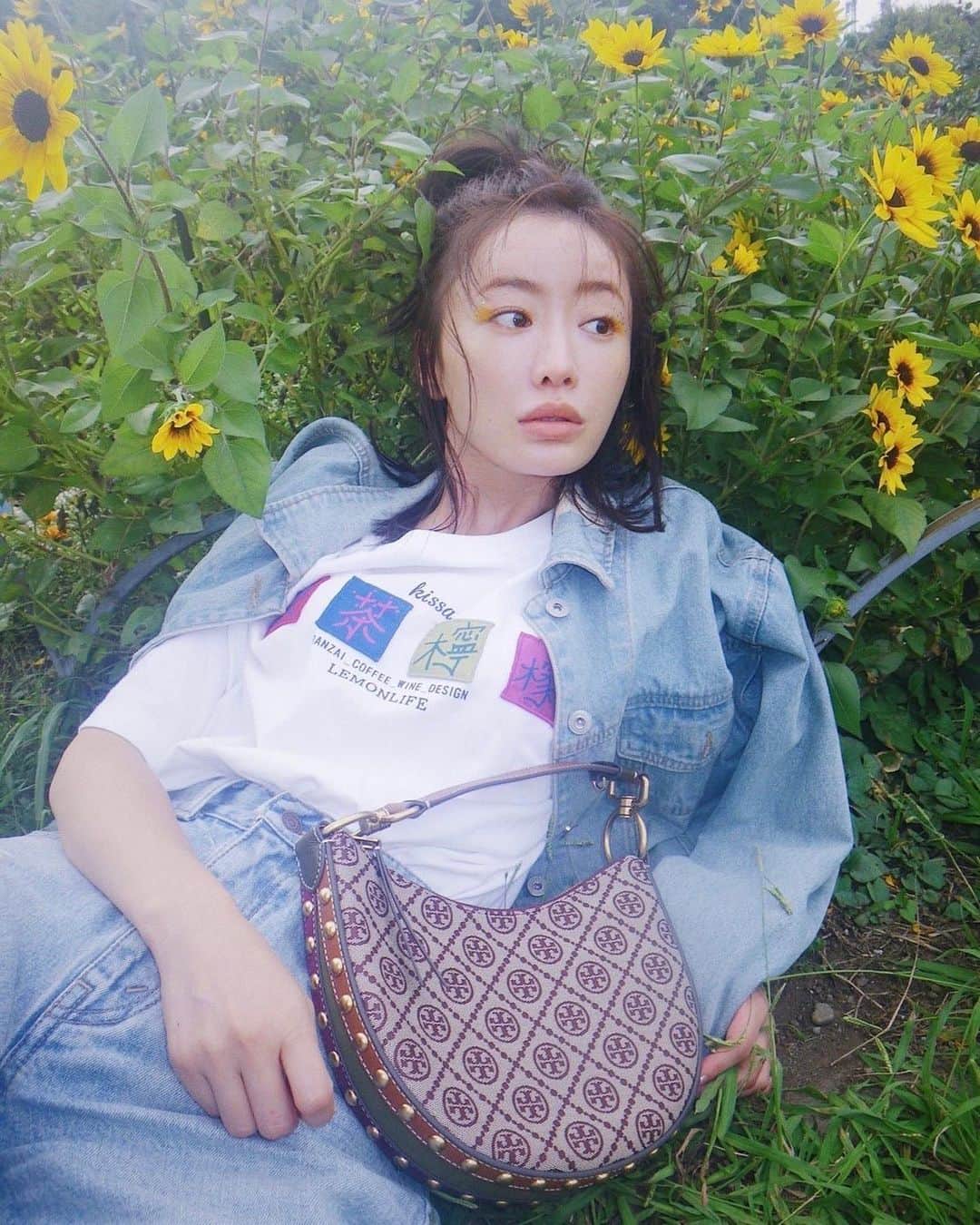 松本まりかのインスタグラム：「久々に私服で投稿してみます✴︎ なんと8ヶ月ぶりみたい！まいっちゃうなぁ😚  主役はTory Burch 2022秋冬新作Ｔモノグラムミニクレセントバッグ⭐︎  すべての曲線とステッチスタッズ 色づかい生地使いの遊びゴコロ 2000年代初頭を彷彿とさせるシルエット.. これがまた…めっ可愛♡  @toryburch  #トリーバーチ　 #ToryBurchFW22　 #Tモノグラム  PHOTO @sanomadoka_photo HAIR & MAKE-UP @akikohachinohe  Styling me」
