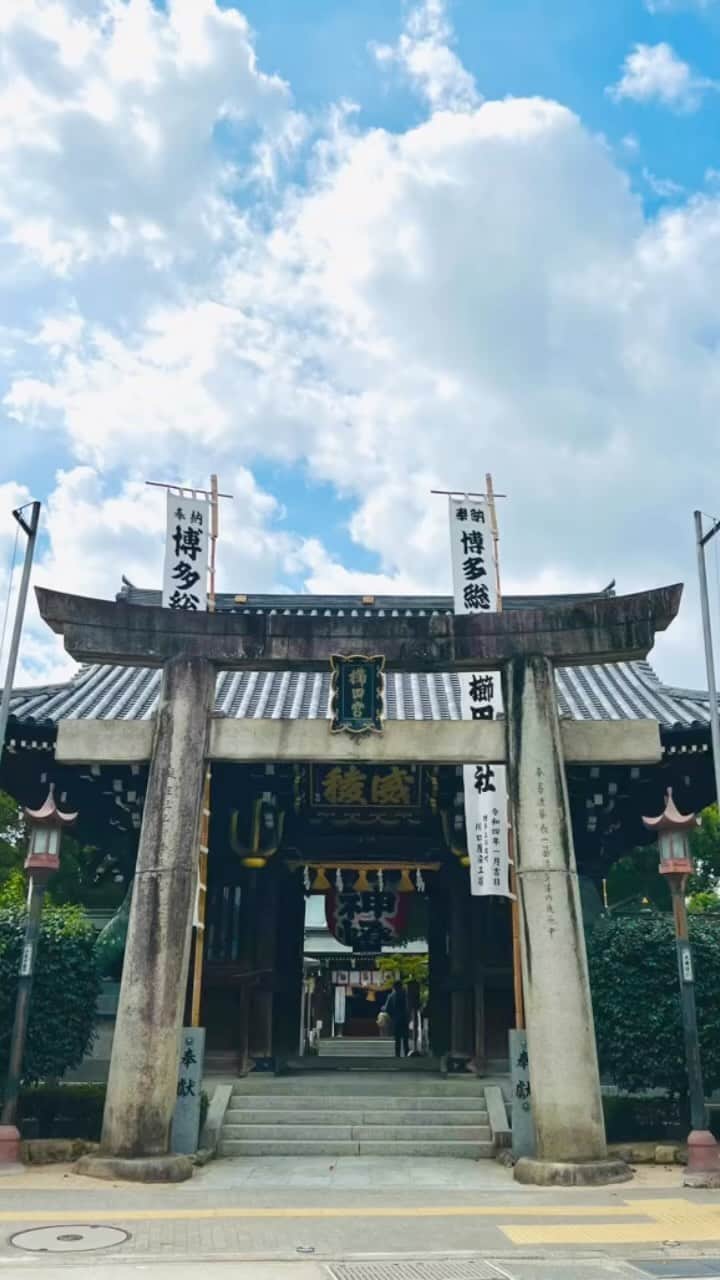 平祐奈のインスタグラム：「🐯🍁🍁 ずっとお参りしたかった櫛田神社さん。  色鮮やかで繊細な山笠、魅入ってしまいました☺︎  境内で出逢ったおじちゃまが山笠との 自撮りベスポジを教えてくれたので撮ってみました☺︎✌︎  神社との出逢い、人との巡り合わせって 本当タイミングだなぁと毎度思わされます。  日々勉強。神恩感謝。 今日も1日ありがとう おやすみなさい🍃  #祐奈の神社日記」