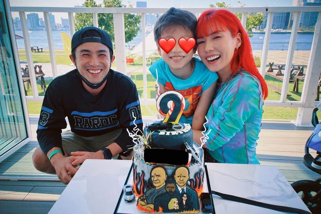 仲里依紗のインスタグラム：「❤️HAPPY BIRTHDAY❤️ トカゲくん🦎⭐️9さい👦🏻🎂💫✨  今年は誕生日の2日前に仲良しファミリーで集まってトカゲくんのプチサプライズバースデーをやりました🎂🤳✨💫 やっとやっと今年は集まってお祝いしてあげることができて、トカゲくん照れながらも嬉しそうだったな〜👦🏻🦎💞 誕生日会の帰り道、二人きりになった瞬間『ママほんとうにありがとね👦🏻』って言ってくれて母、号泣😂🥲🥹💞優男すぎてぶっ倒れちゃう🥹❤️ｷｭﾝ🫰🏻 🌱 ９年前の今日、はじめてトカゲくんを生でみたあの衝撃はいまでも目に焼き付いてるよ🥹❤️‍🔥❤️‍🔥❤️‍🔥❤️‍🔥❤️‍🔥心も顔もバッキバキのイケメンでありがとう😽❣️💞👦🏻✨🥹I love you😍」