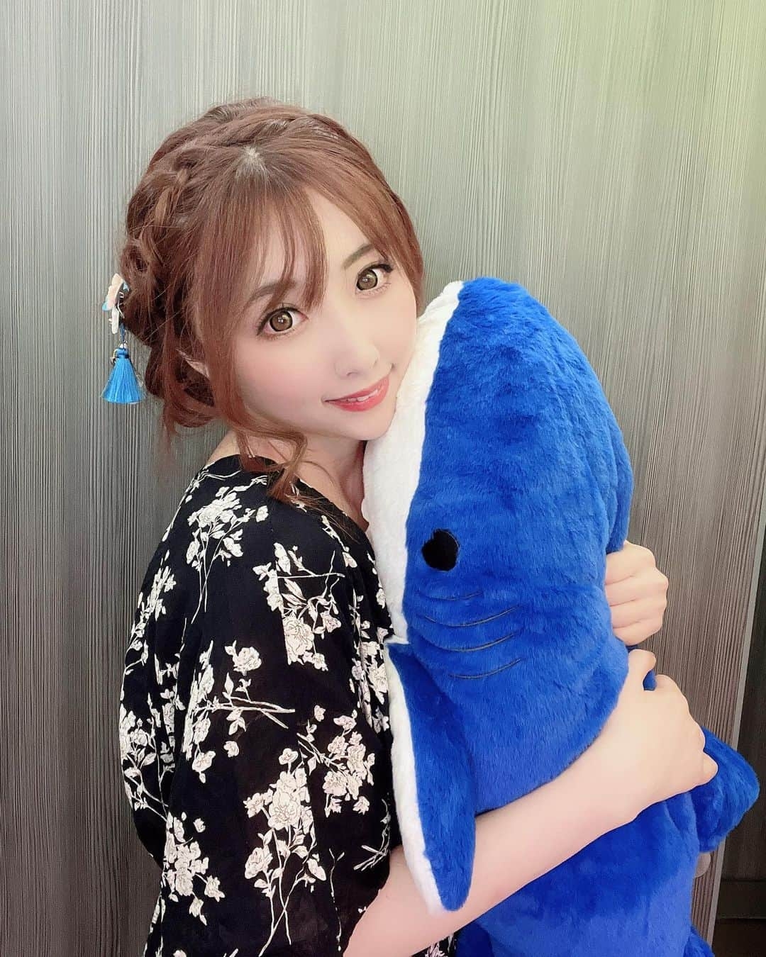 桃色れくさんのインスタグラム写真 - (桃色れくInstagram)「フレンズから頂いたサメ～🦈 ⁡ * * * * * 🍑ももれくフレンズ予定🍑 ⁡ 10/30　ハロウィンイベント開催予定☆ 12/18  コスホリ 12/31  コミケ ⁡ 🍑毎日更新中ファンクラブサイト「Fantia」🍑 Instagramに載せられないのが載ってます♡ https://fantia.jp/fanclubs/17179 ⁡ 🍑＼To my overseas fans／🍑 ▶️https://www.patreon.com/momoreku ⁡ ⁡ 🍑毎日更新中ファンクラブサイト「Fantia」🍑 Instagramに載せられないのが載ってます♡ https://fantia.jp/fanclubs/17179 ⁡ * * * * * #私服 #ワンピースコーデ #ワンピース #ワンピ  #自撮り女子 #サメのぬいぐるみ #ぬいぐるみ  #ぎゅっ #ぎゅっと #freelancemodel #japanesegirl」10月4日 23時10分 - momoreku