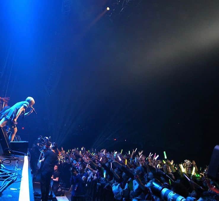 のインスタグラム：「2013年でんぱ組.inc初の日比谷野音ライブが YouTubeに期間限定公開されてるよ〜 前日にアップしますって連絡きてた！🤣懐かしい！ 5年前くらいか？て思ってたら9年前だった。若い！！！  10/16にまたでんでんバンドでやるんやてー バンドメンバーみんなげんきかなあ  当時ちょうどスマホかえてデータとんじゃってたから 今持ってる古い写真！  コメ欄に「この6人が永遠に続くと思ってた」 て書いてあって、「私もそう思ってた！」てなったよ。 永遠なんて存在しないのにね。 そんなことさえ、この時はわかんなかった。 ひたすら突っ走ってた、応援してくれてるみんなとメンバーを信じて。  「ずっと応援する！！」て言ってた人も 売れ出すと入れ替わったりするし 大半はもうおらんし、人生とはそういうものなのだよね。  変わらなければ、徐々にファンは飽きるしマンネリ化する 変わると「前の方がよかった」て言われる 見た目だって、能力だって、どんどん変化はするし "同じ感動"は2度とつくれない。  だからこそ輝いて見えるし尊いのかもしれないね。」