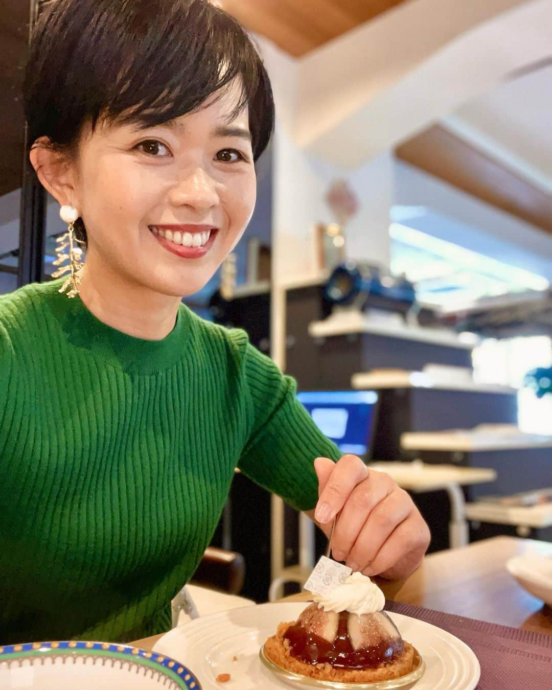 のインスタグラム：「今日早朝の 6:30からclubhouse聞いてくださった方ありがとうございました♪ アーカイブでも聞けるようですのでお聞き逃しの方是非ゆっくり聞いてくださいね♪ 声が心地よいとか爽やかだとか言っていただけてほくほく喜んでいるあみこです♪  また近いうちに声をお聞かせできる日がありますことを願って....  ケーキはご褒美でいただきました。いちじく♪♪♪ 土屋グループ銀座ショールーム様いつもありがとうございます♪」