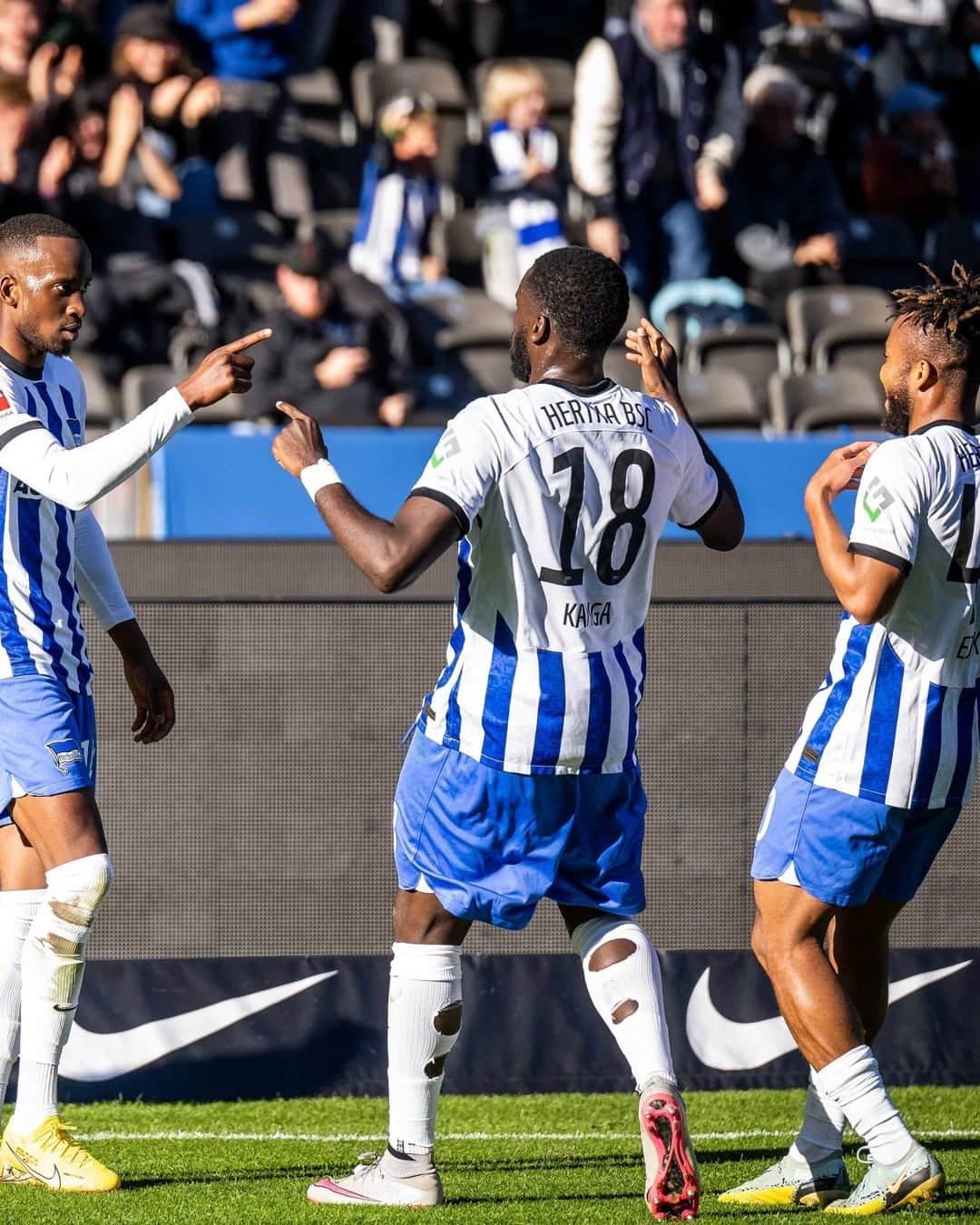 ヘルタ・ベルリンのインスタグラム：「Die Flügelzange Dodi & Chidi in perfekter Zusammenarbeit. 💙 Blitzsauberes Zuspiel und humorlos eingenetzt! 😍 Unsere des Szene des Spiels #BSCTSG! . . #HaHoHe #HerthaBSC」