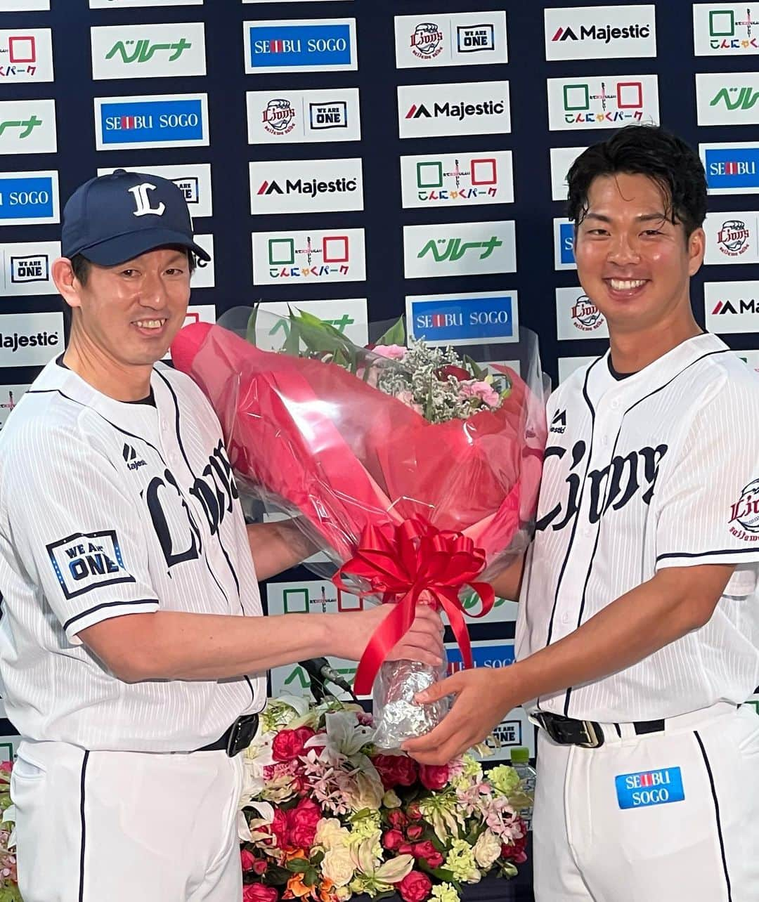 十亀剣さんのインスタグラム写真 - (十亀剣Instagram)「10/2を持ちましてプロ野球選手を引退する事になりました。  色々と悩み考えた末の決断です。 ここ数年は自分の体を思うようにコントロール出来ず苦しみ、もがいていました。 会見でも言った様に今の私ではライオンズの戦力にはなれない。と悟ってしまったのが決断の要因です。  そして最終戦での登板の機会を与えて下さった球団関係者の皆さま、そして監督、コーチ、選手の皆さまには本当に感謝しております。  引退登板では数多くの応援プレートや歴代の私のタオルを掲げて下さる皆さん、そして多くの拍手を背にマウンドに上がれた私は本当に幸せでした。 観ていただいた通り、あれが今の私の限界です。 ですが十亀剣らしさが出せた投球が最後に出来ました。 皆さんに「十亀ってこんなピッチャーだったな。」と思い出していただける4球になったでしょうか？  最後に　21番　という番号を背負い続けてきた事は本当に光栄でした。 11年間応援ありがとうございました！ そしてこれからもライオンズをよろしくお願いします！ 　　　　　　　　　十亀　剣 #21  ※3枚目の写真はセレモニー中にレオとライナからもらった亀ダルです。最後に少しイジられました。笑 でも嬉しかったです。 4枚目は次の日の朝に辻監督から家に届いたお花です。ビックリしましたが本当にありがとうございました！  #埼玉西武ライオンズ #引退 #ありがとうございました  #最後くらいいい顔写真で…」10月4日 16時42分 - kameken.21