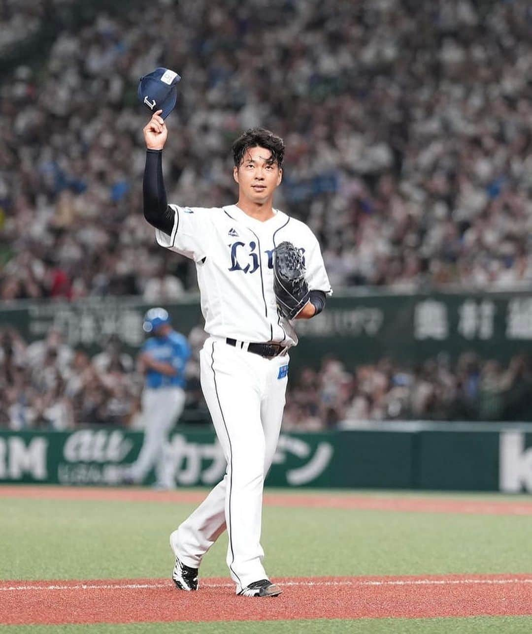 十亀剣さんのインスタグラム写真 - (十亀剣Instagram)「10/2を持ちましてプロ野球選手を引退する事になりました。  色々と悩み考えた末の決断です。 ここ数年は自分の体を思うようにコントロール出来ず苦しみ、もがいていました。 会見でも言った様に今の私ではライオンズの戦力にはなれない。と悟ってしまったのが決断の要因です。  そして最終戦での登板の機会を与えて下さった球団関係者の皆さま、そして監督、コーチ、選手の皆さまには本当に感謝しております。  引退登板では数多くの応援プレートや歴代の私のタオルを掲げて下さる皆さん、そして多くの拍手を背にマウンドに上がれた私は本当に幸せでした。 観ていただいた通り、あれが今の私の限界です。 ですが十亀剣らしさが出せた投球が最後に出来ました。 皆さんに「十亀ってこんなピッチャーだったな。」と思い出していただける4球になったでしょうか？  最後に　21番　という番号を背負い続けてきた事は本当に光栄でした。 11年間応援ありがとうございました！ そしてこれからもライオンズをよろしくお願いします！ 　　　　　　　　　十亀　剣 #21  ※3枚目の写真はセレモニー中にレオとライナからもらった亀ダルです。最後に少しイジられました。笑 でも嬉しかったです。 4枚目は次の日の朝に辻監督から家に届いたお花です。ビックリしましたが本当にありがとうございました！  #埼玉西武ライオンズ #引退 #ありがとうございました  #最後くらいいい顔写真で…」10月4日 16時42分 - kameken.21