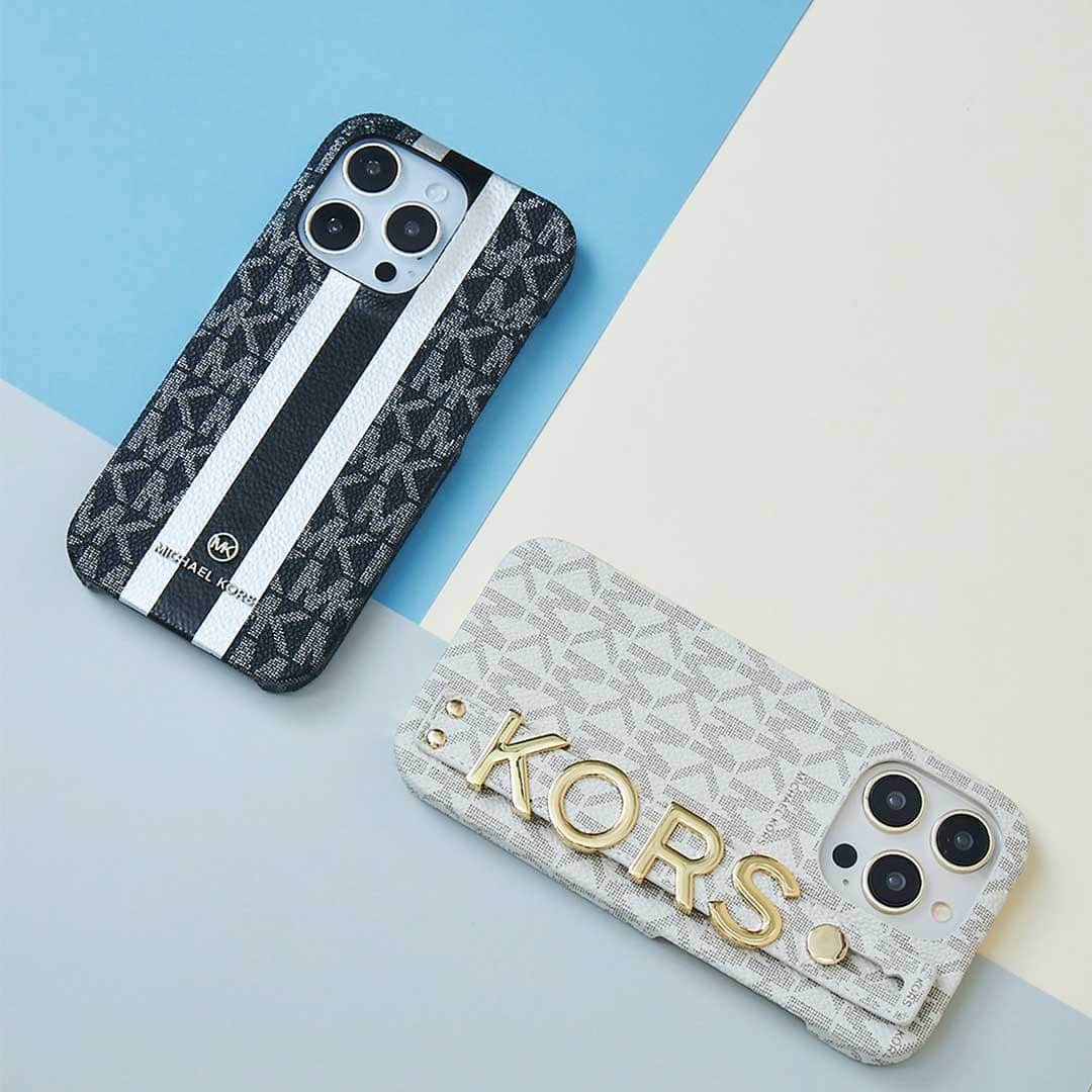 caseplayさんのインスタグラム写真 - (caseplayInstagram)「MICHAEL KORS  マイケルコース ラップケース Wrap Case   《FOX STORE 限定カラーあり◎》  (左)SLIM WRAP CASE STRIPE マイケルコースのロゴが使われている シグネチャー生地で作られたケースです。  PRICE:￥9,350- in tax 販売中機種：iPhone 14シリーズその他 → @fox.inc_store ※機種によって、お取り扱いしていな場合がございます。  (右)SLIM CASE Stand & Ring マイケルコースのロゴが使われている シグネチャー生地で作られたケースにベルがついています。  PRICE:￥10560 - in tax 販売中機種：iPhone 14シリーズ iPhoneSE3  → @fox.inc_store ※機種によって、お取り扱いしていな場合がございます。  ************************** 〇他ブランドのケースも 多数ございますので、 詳細はトップページリンクより 公式ONLINE SHOPでご覧ください → @fox.inc_store  **************************  #iPhoneケース #iphonecase #michaelkors #マイケルコース #iphone14  #ブランドケース  #オシャレ雑貨」10月4日 16時49分 - fox.inc_store