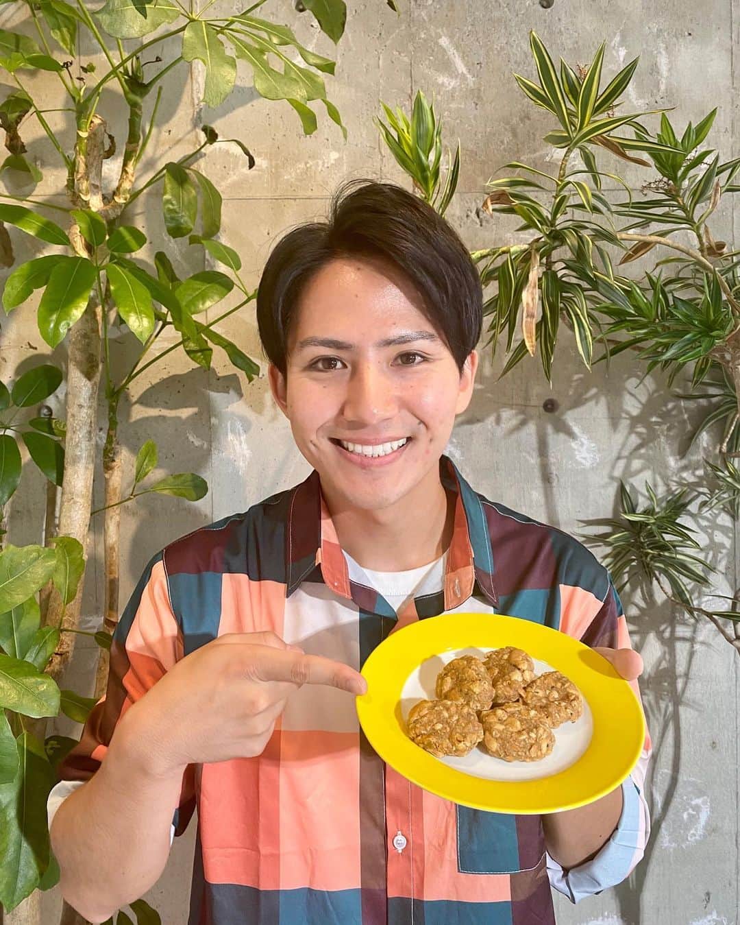 フジテレビアナウンサーのインスタグラム：「安宅晃樹です！ 今回は、消費期限の迫った非常食のクラッカーで、クッキーを作りました🍪 ジュースを使って、好みの味にすることもできて、子供と一緒に楽しく作れそうです☺️ #体感サステナWAVE #楽しくアクションSDGs #非常用クラッカー #防災食」