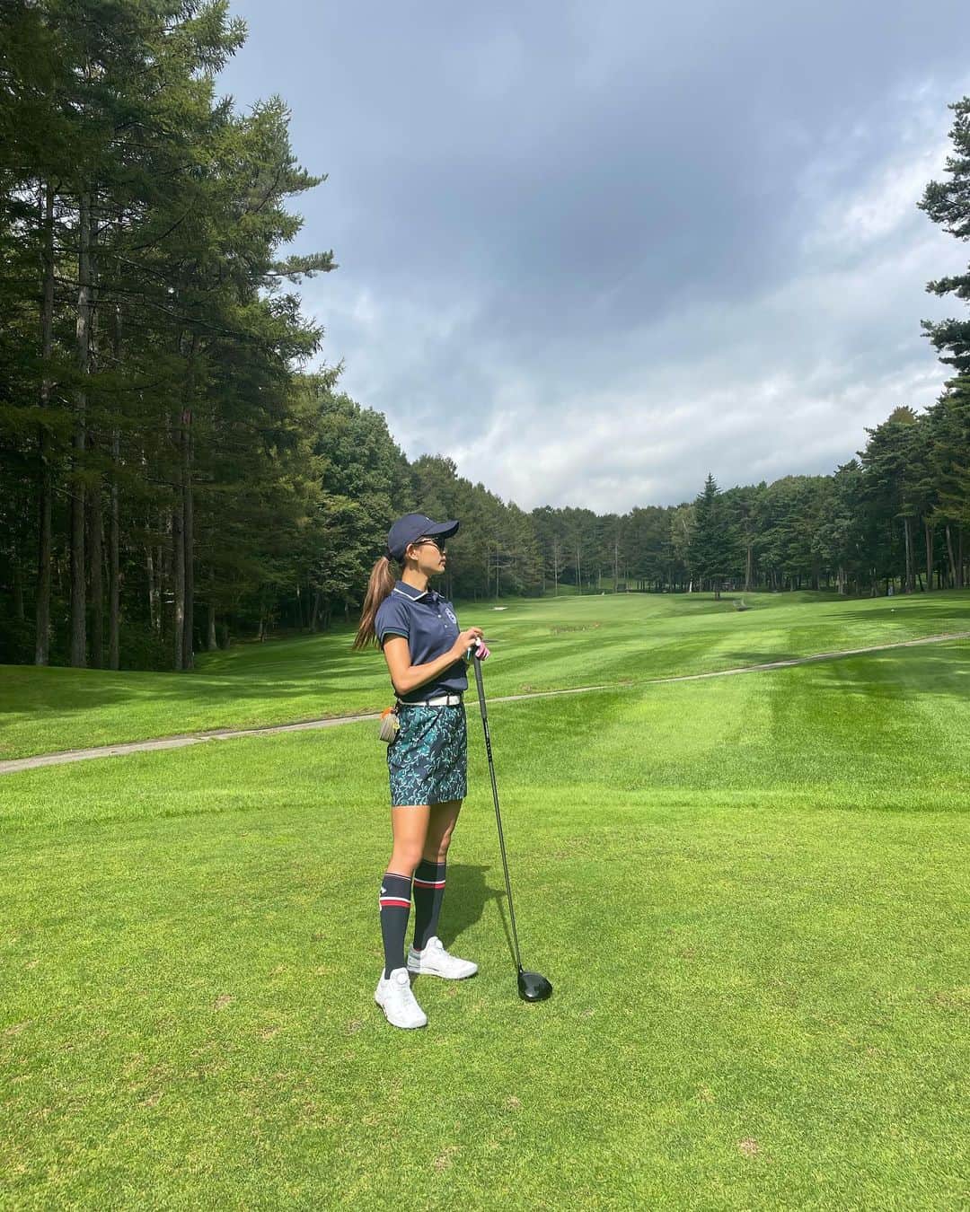 坪井ミサトのインスタグラム：「先日のゴルフ⛳️  この日は前半ボロボロ…🥹  しかし、お昼食べると感覚戻って 後半はパーとバーディー連発🫣 いけるー！！って思ったら ＋4の大叩き🤣  ゴルフ甘くなかった…  波が激しすぎてとても疲れました😂笑 もちろん楽しいが勝ちますが🥰  wear @callawayapparel_japan  @callawaygolf_japan   #golf #golfwear #golfgirl #ゴルフ #ゴルフ女子 #ゴルフウェア #ゴルフ大好き」