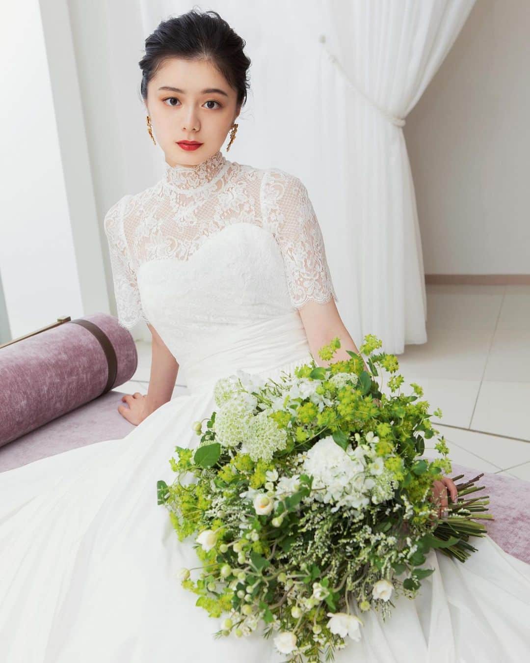 紺野彩夏のインスタグラム：「はじめてウェディングドレスを着させていただきました☺︎ ハイウエストのスカートにレースのハーフスリーブがとてもモダンで、後ろ姿までとっても素敵なドレスでした！ メイクもドレスに合わせていつもより大人な印象になるように仕上げていただきました🫶 そして、グリーンとホワイトを基調とした花束がドレスにもメイクにもすごくよく合っていて、憧れのウェディングドレスのイメージがまた新しくなった気がします。 #ノバレーゼ #ノバレーゼウェディング #novarese」