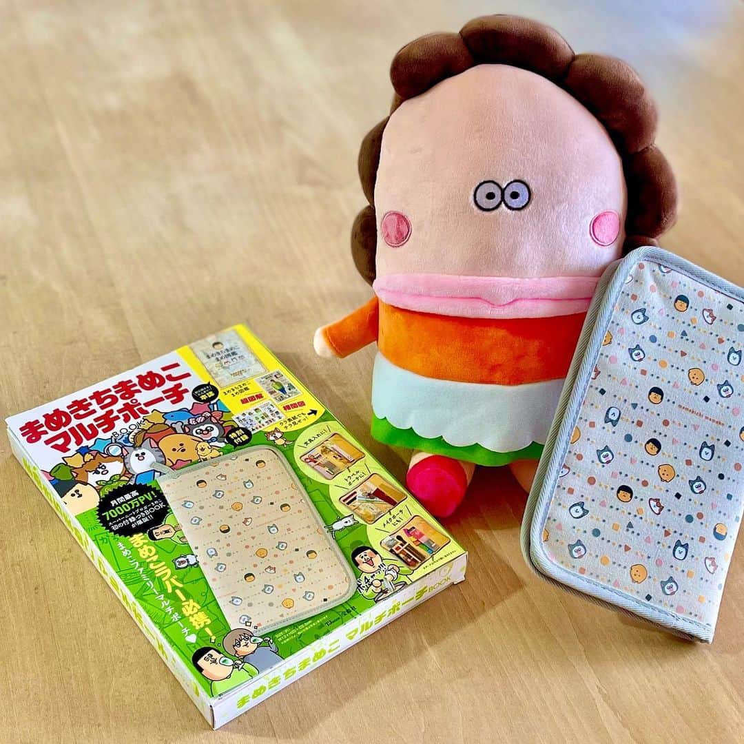 けらえいこのインスタグラム：「大好きなまめきちまめこさんの漫画アニメが昨日からスタートしています㊗️✨野球界の大谷くんもすごいけど、うちの業界のまめこさんはもっとすごい。と私は思う🥰  予約していたポーチも届きました。  母⭐️はまだキデイランドで販売中です。  （⭐️サンライズ等々での通販はフェア後も続きます。今回の販売は特別で、完売次第終了なので、どうかお見逃しなく）  ３枚目は無印のブックエンド。母の背もたれにピッタリでした（豆知識）☺️」