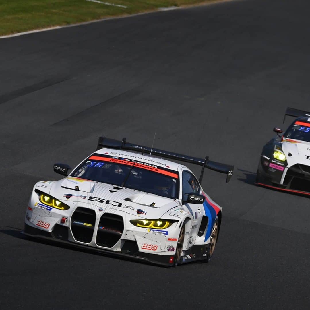 のインスタグラム：「AUTOBACS SUPER GT 2022 SERIES Round7 FAV HOTEL AUTOPOLIS GT 300km RACE  Round7 の舞台はオートポリス。Rd.3 鈴鹿で優勝を飾った荒選手と近藤選手のコンビで挑んだ今大会は、決勝前には気温26度、路面温度も46度と、10月とは思えない気候のなかでの開催となり、タイヤをいたわりながらの厳しいレース展開となった。詳細は @bmwjapan アカウントトップのURLからチェック。  #JOYMOVESME #BMW #駆けぬける歓び #BMWJapan #WeAreM #BMWM #SuperGT #TeamStudie」