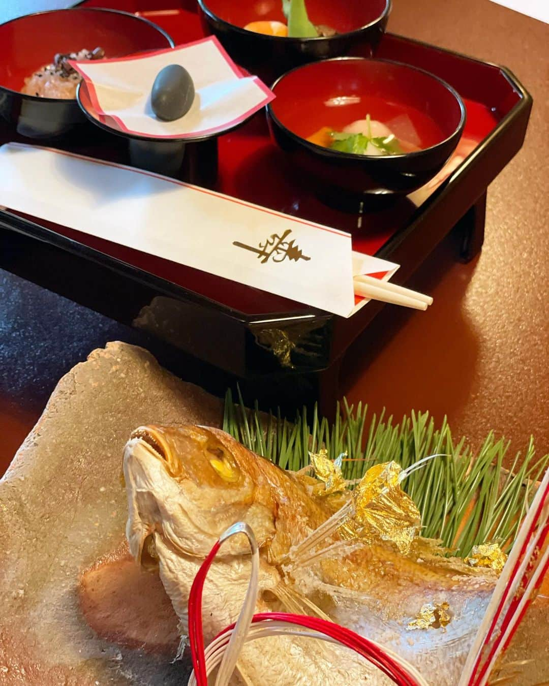 サキ吉さんのインスタグラム写真 - (サキ吉Instagram)「とうふ屋うかい芝のお食い初め膳🥢 旦那とてんやわんやしながら お食い初めの儀式しました🤣❤️ ． ． ．  #新米ママ #女の子ママ #令和4年ベビー #女の子ベビー #赤ちゃんのいる暮らし #赤ちゃんのいる生活 #子育て #ママライフ #ママ垢さんと繋がりたい #ベビーグッズ  #0歳児ママ #0歳児 #0歳ベビー #出産報告 #妊活 #不妊治療 #不妊治療からの出産 #お食い初め #100日祝い  #百日祝い #とうふ屋うかい #とうふ屋うかい芝 #お食い初め膳  #お食い初めメニュー」10月4日 19時03分 - sakikichi1201