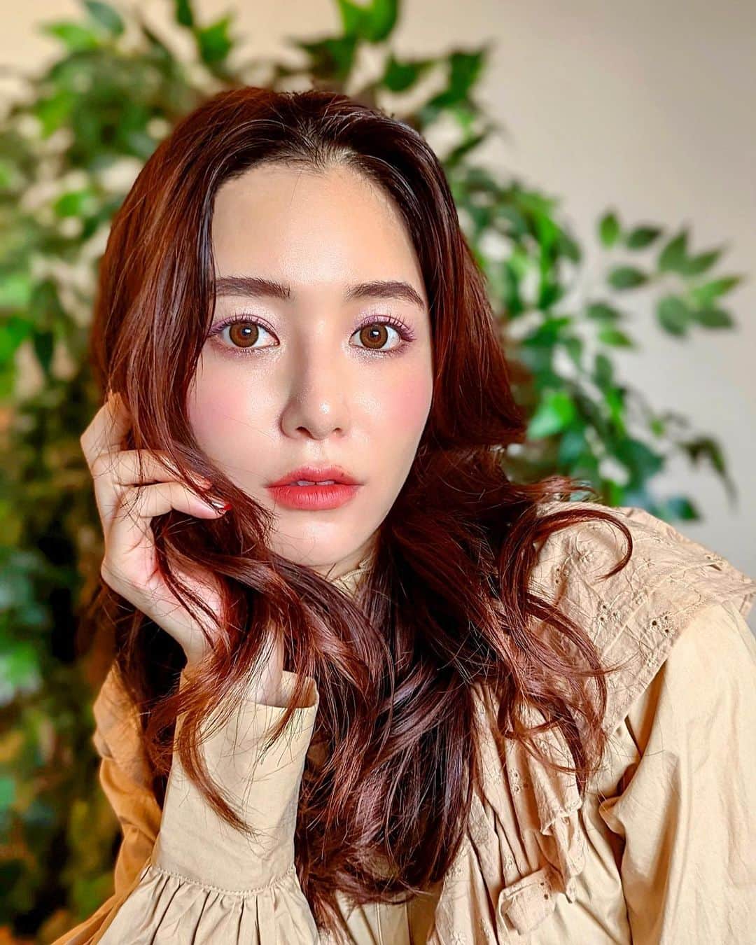のインスタグラム：「最近また私の中で再熱している韓国コスメ🫶最近韓国コスメばかりでメイクしてます💄❤️ . 今回はあのOLIVEYOUNGのアイシャドウパレットを使ってメイクしてみたよ🫶発色最高な上に使える色ばかりのパレットで最高です❤️ . 【WAKEMAKE】SOFT BLURRING EYE PALETTEの07.08.09を試して比較してみました🫶 私は07を使って甘すぎない可愛いピンクメイクを。涙袋も作りやすいし何より色が可愛い。 0809もブラウンの使いやすい色ばかりでオフィスでも使えるし秋メイクにぴったりそう🍁 . 10/4(月) 20時から11日(月) 1:59 の期間中、楽天OLIVEYOUNGで買い物マラソンセール価格で購入可能❤️もちろんQoo10でも買えるよ！ . ぜひチェックしてね❣️ . #OLIVEYOUNG #韓国コスメ #韓国スキンケア #PR #オリーブヤング #オリヤン #韓国コスメ #koreangirl #韓国メイク#アイメイク #アイシャドウ」