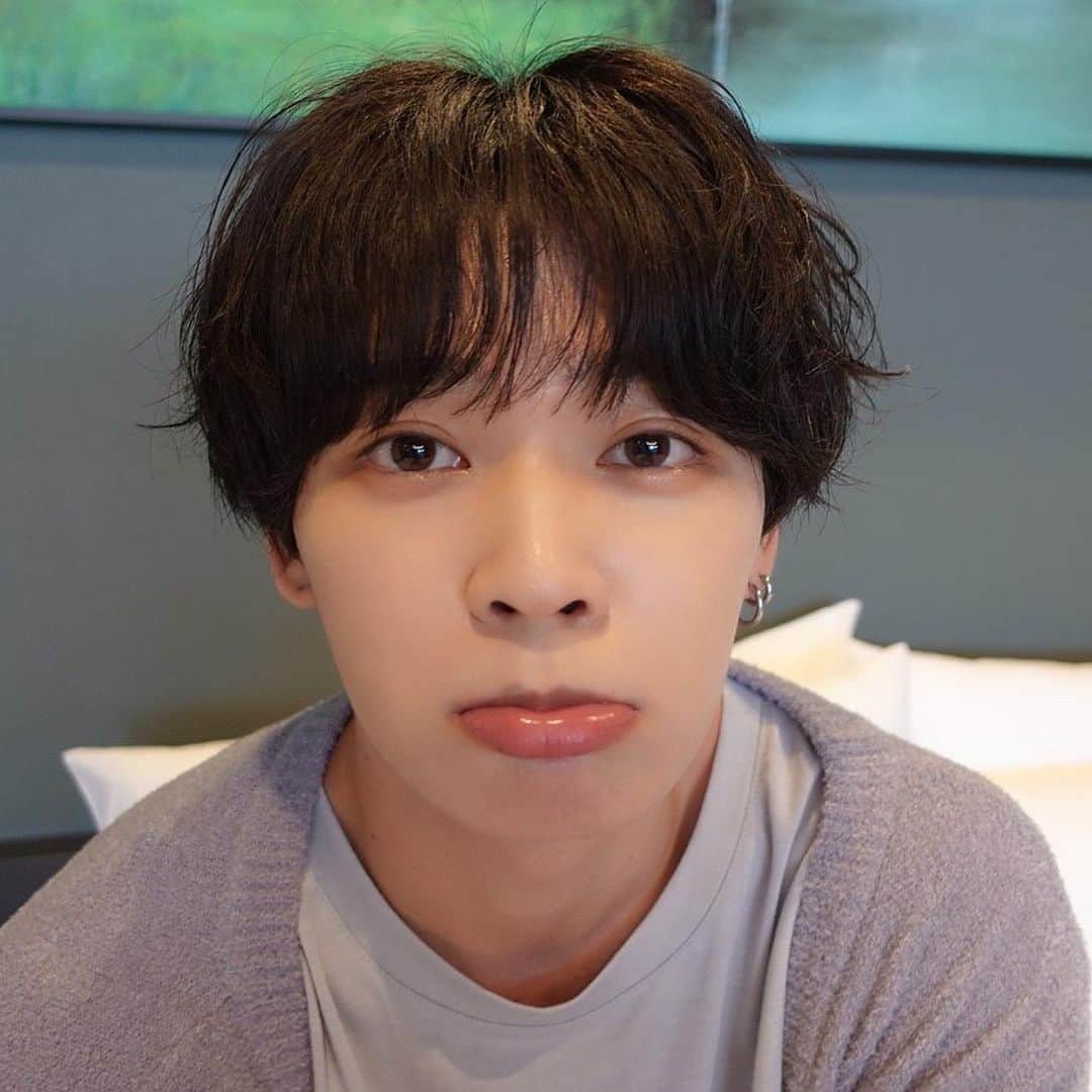 のインスタグラム：「写真集のオフショットですよ！近くておもろいですからに！村長〜！！」